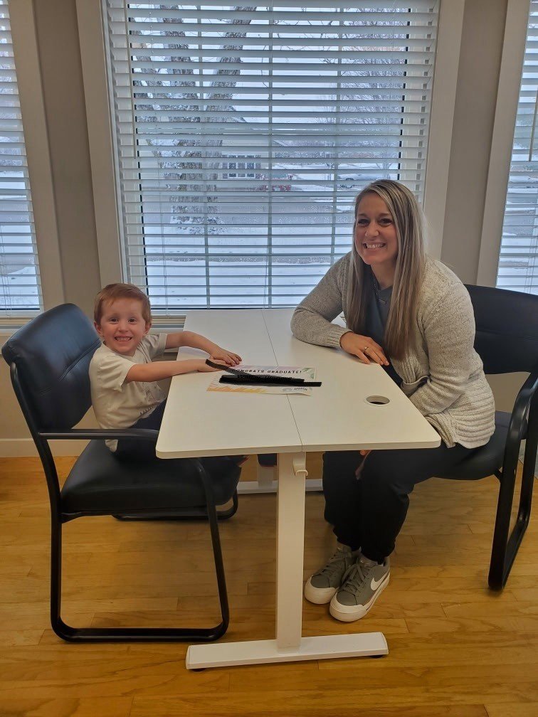 🤩🥳 That smile says it all 😁This kiddo had to be sure to sit at the "big kid table" before he officially graduated!! It was so much fun to see his language growth throughout his speech therapy journey!! 👏🏼