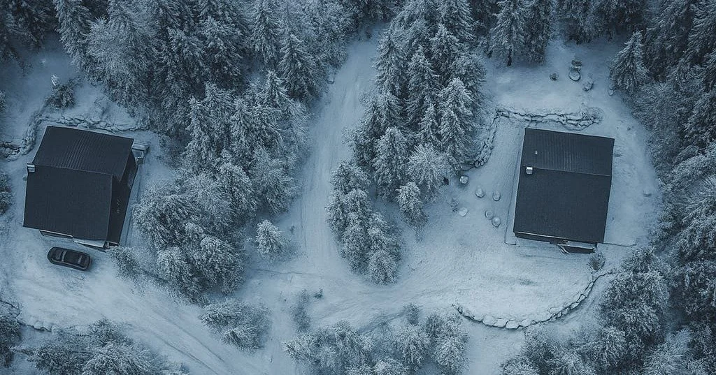 ❄️ L&rsquo;hiver s&rsquo;est officiellement install&eacute; aux Chalets Nordik.
Les sentiers blanchissent&hellip; et la magie commence✨️

🎄 L&rsquo;ambiance des f&ecirc;tes arrive tranquillement
🌨️ Paysages d&rsquo;hiver typiques du Nord qu&eacute;