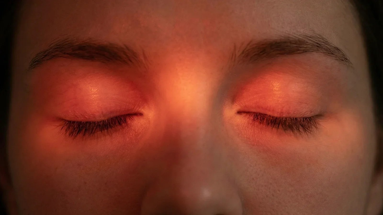 NeuroVIZR ROUGE: de diepe resonantie van 670 nm rood licht