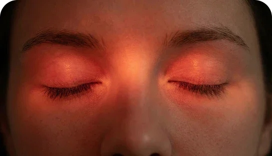 The Glow of Grace
Er is een gezegde: schoonheid komt van binnenuit. De gloed van de NeuroVIZR ROUGE voedt je hele wezen van binnen naar buiten, zodat je gratie, zelfvertrouwen en controle uitstraalt.