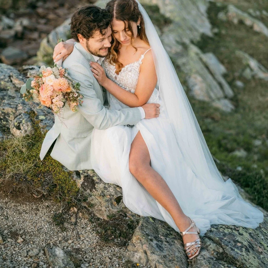 Liebe ist das Sch&ouml;nste, was wir feiern k&ouml;nnen. 🩶

Wenn kreative Menschen zusammenkommen, entsteht etwas ganz Besonderes. ✨ So wie an einem Hochzeitstag: viele kleine wohldurchdachte Details, grosse Gef&uuml;hle + ganz viel Liebe f&uuml;gen