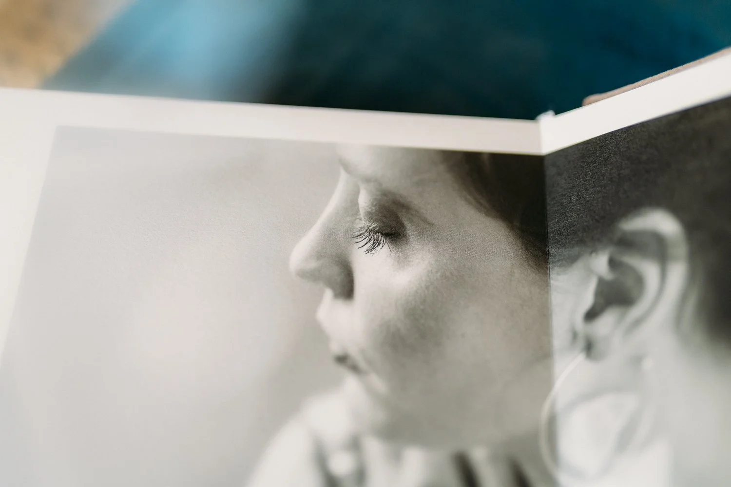 Schwarz-weiss-Foto einer Braut in Profilansicht, mit geschlossenen Augen, von oben fotografiert.