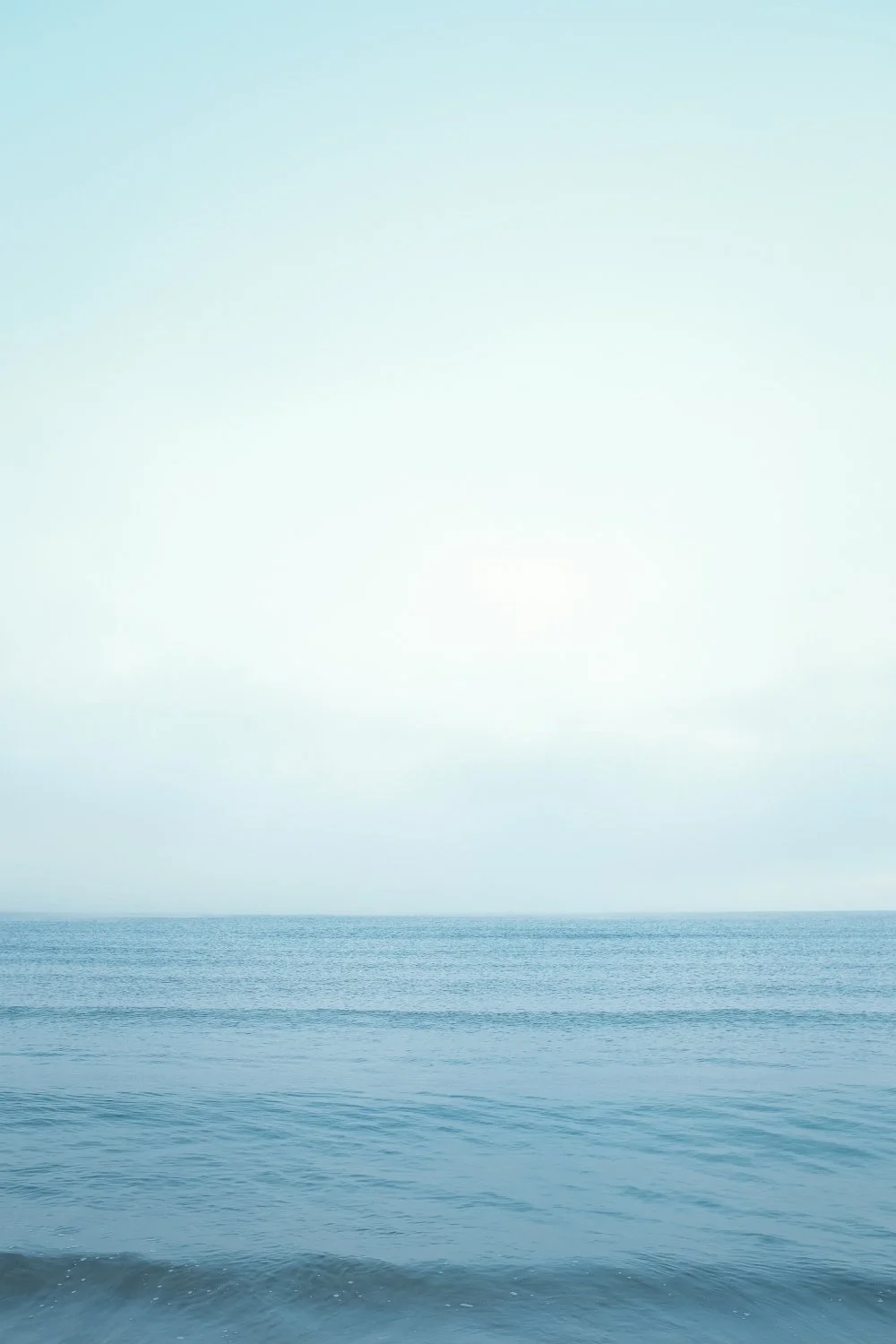 Blick auf das ruhige Meer mit Himmel im Hintergrund.
