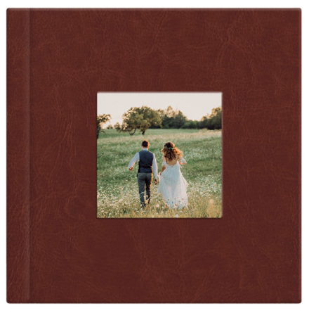 Ein auf einem dunkelroten Hintergrund befindliches Foto eines Hochzeitspaares, das durch eine Wiese geht, bei Sonnenuntergang. Albumcover.