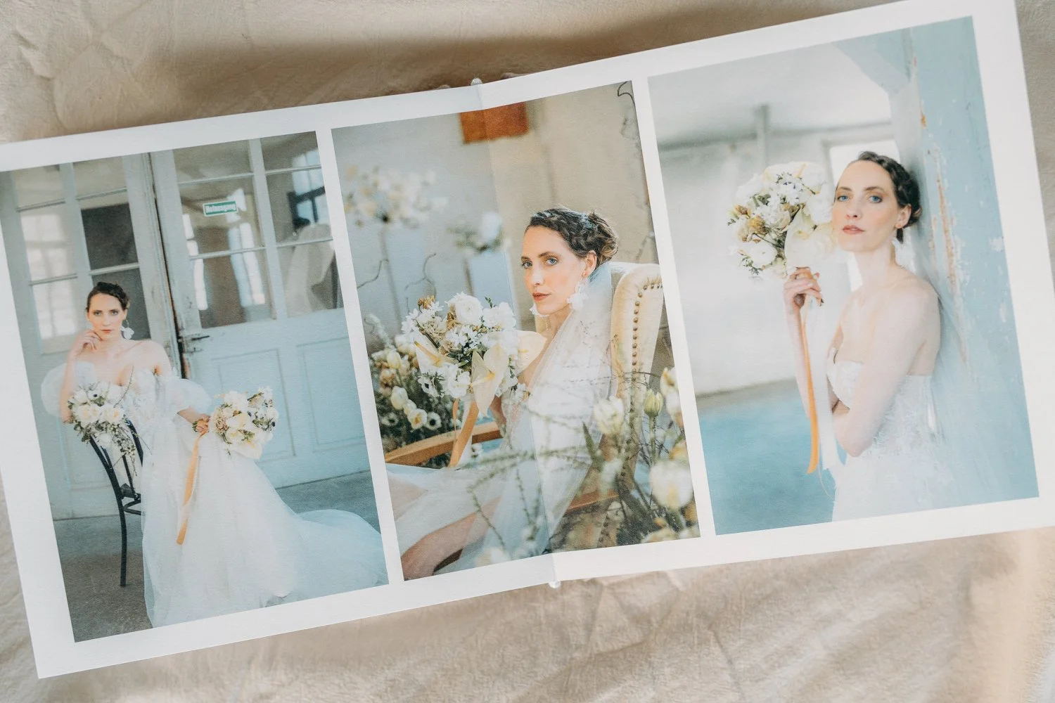 Aufnahme Hochzeitsalbum von oben: drei Fotos einer Braut mit Blumen in einem hellen Raum.