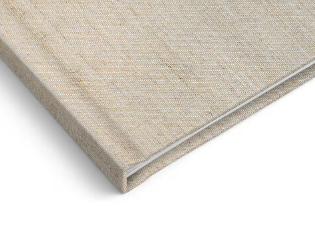 Nahaufnahme eines beigefarbigen, texturierten Stoffes eines Albums.