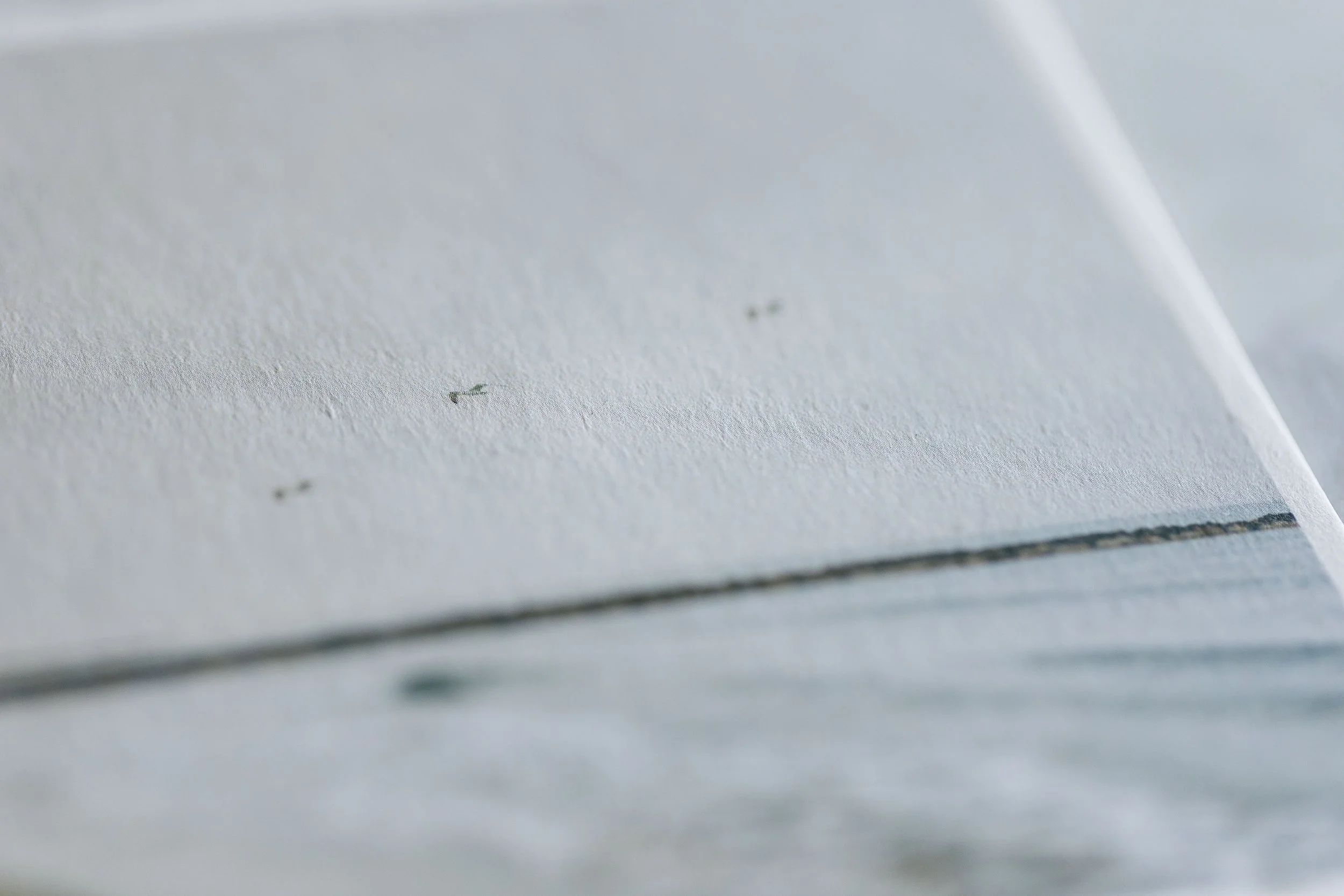 Naheaufnahme einer Postkarte mit einer rauen Oberfläche..