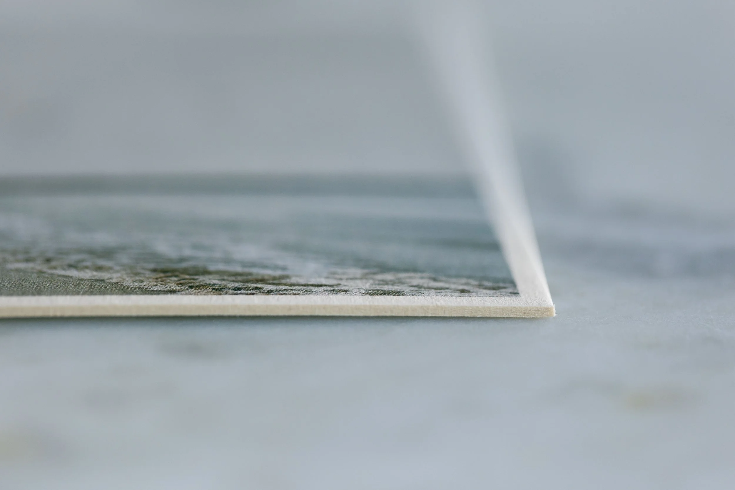 Nahaufnahme einer Postkarte mit rauer Oberfläche.