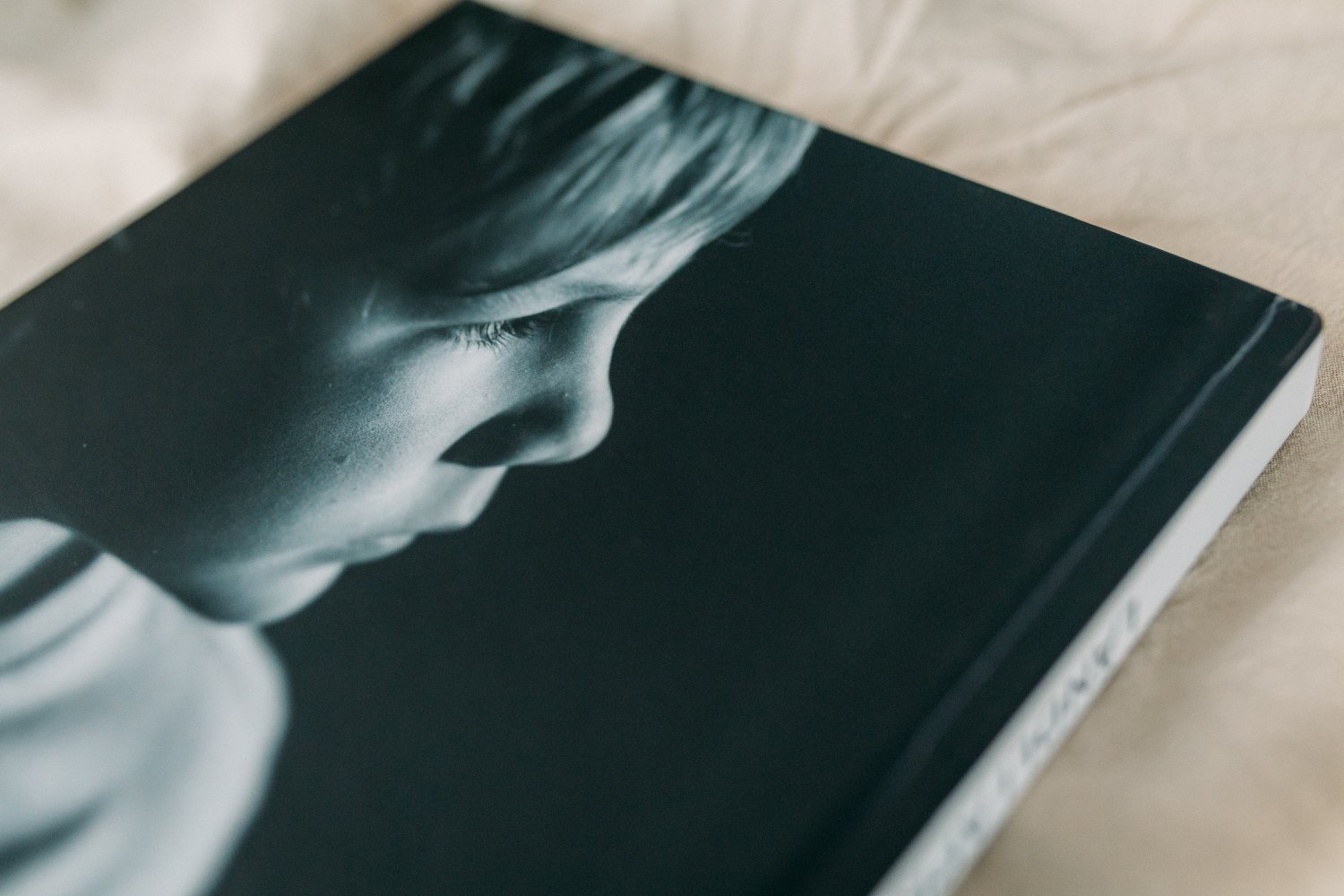 Nahaufnahme eines Buchcovers mit einem schwarz-weiss Foto eines Kindes