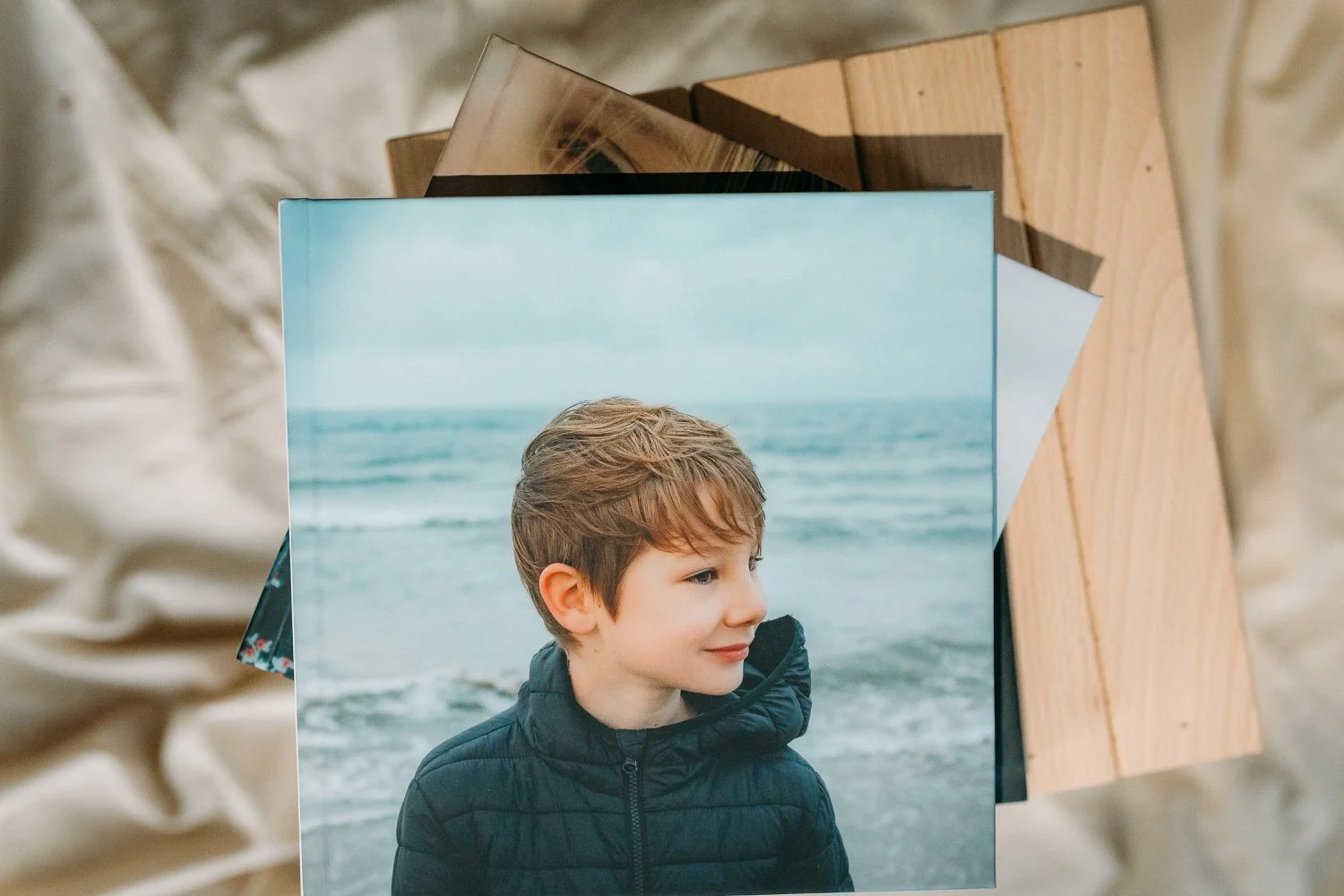 Ein Foto eines Jungen am Strand, aufgenommen bei bewölktem Himmel.