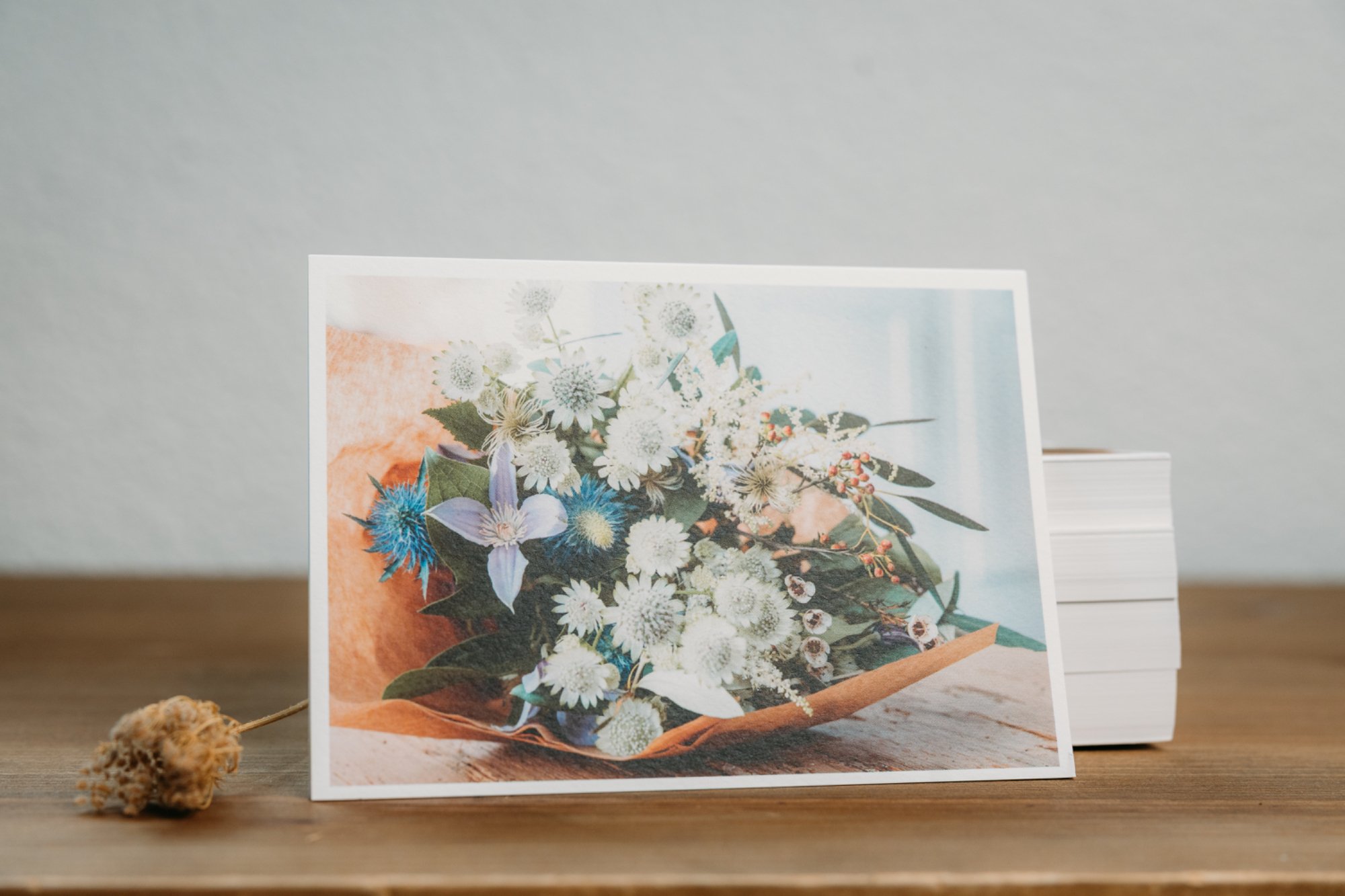 Postkarte mit Blumenstrauss.