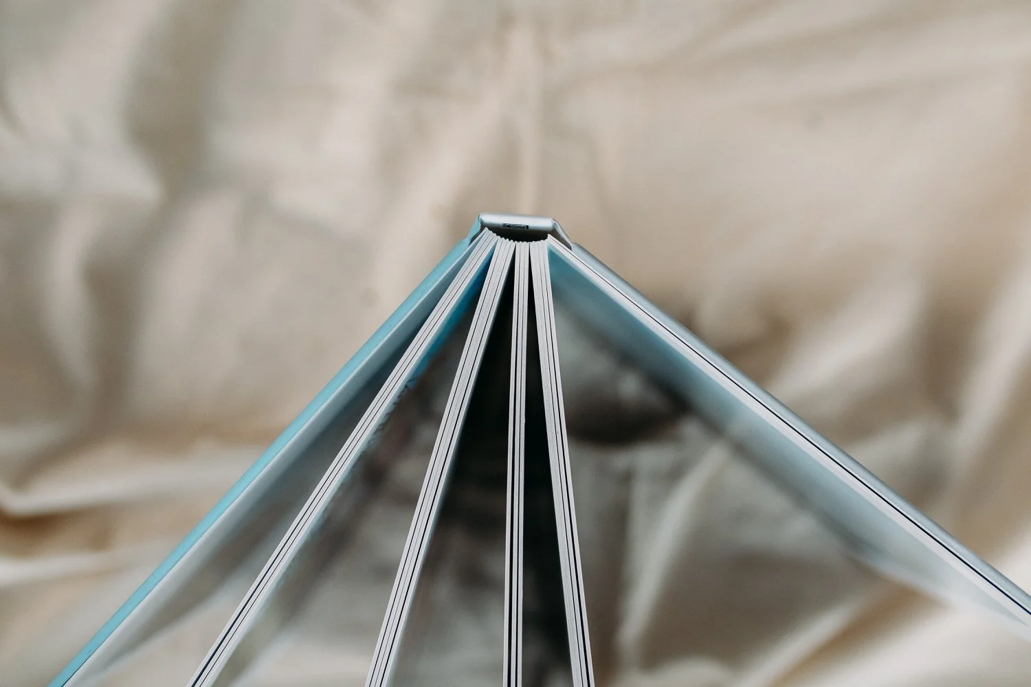 Blick von oben auf Album, das auf einem Tisch liegt, mit Blick von oben auf den Buchrücken.