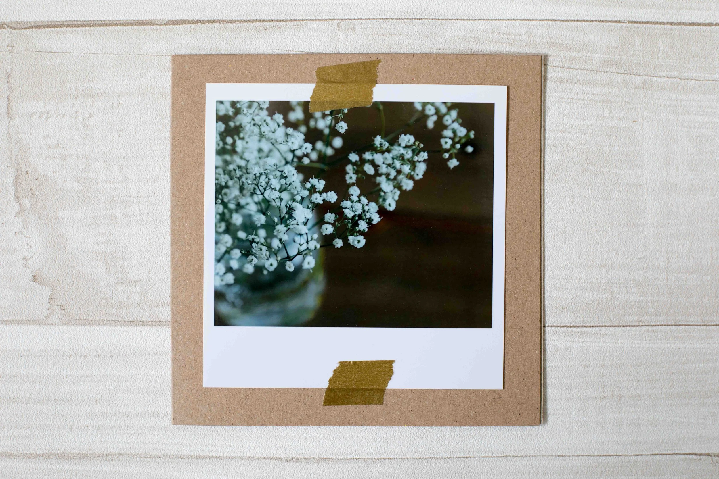 Klappkarte mit einer Blume, Schleierkraut auf dem Bild zu sehen.