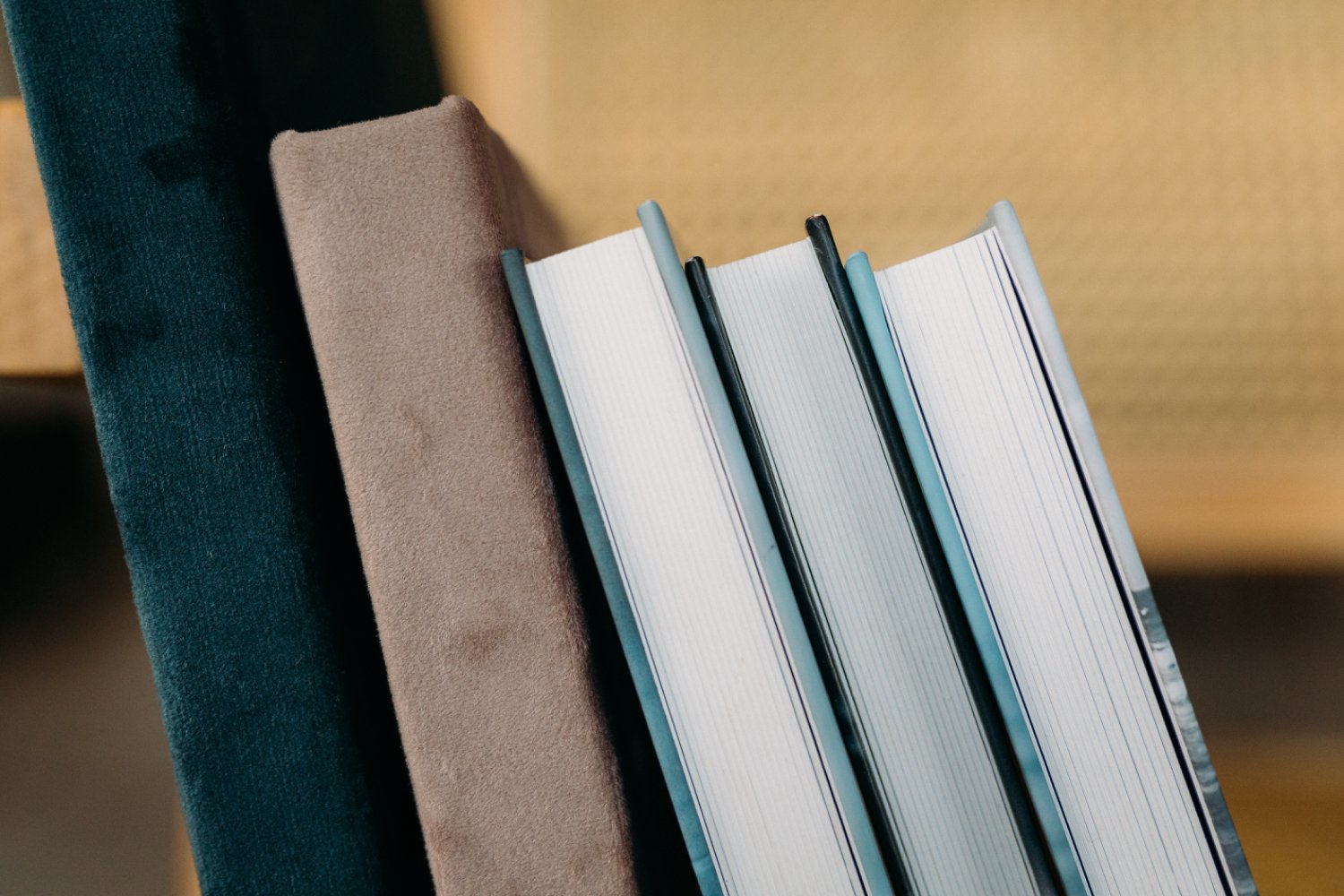 Bücher stehen auf Stuhl, Ausschnitt wird gezeigt mit gelblichem Hintergrund.