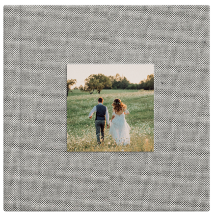 Ein Hochzeitspaar läuft Hand in Hand durch ein Feld, im Hintergrund Bäume und ein sonniger Himmel. Ansicht auf einem Album.