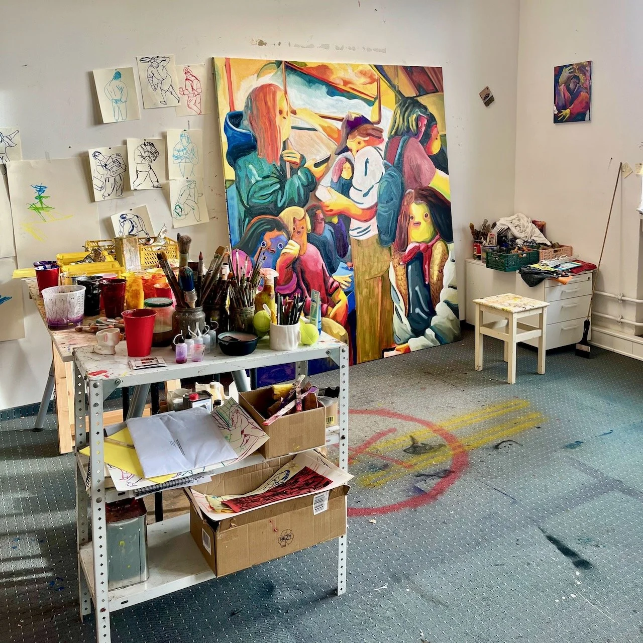 Skizzen, Farben und Pinsel im Atelier der Künstlerin Nina Bachmann