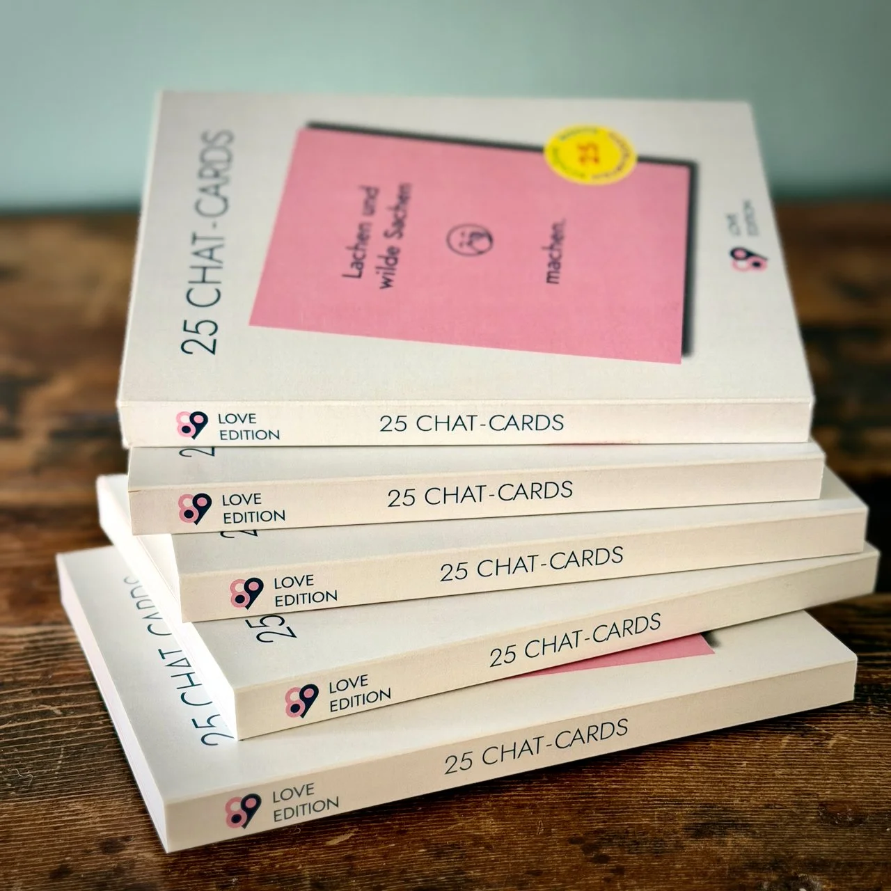 Buch mit 25 Postkarten mit dem Titel 25 Chat Cards. Love Edition. 5 Bücher bilden einen Stapel.