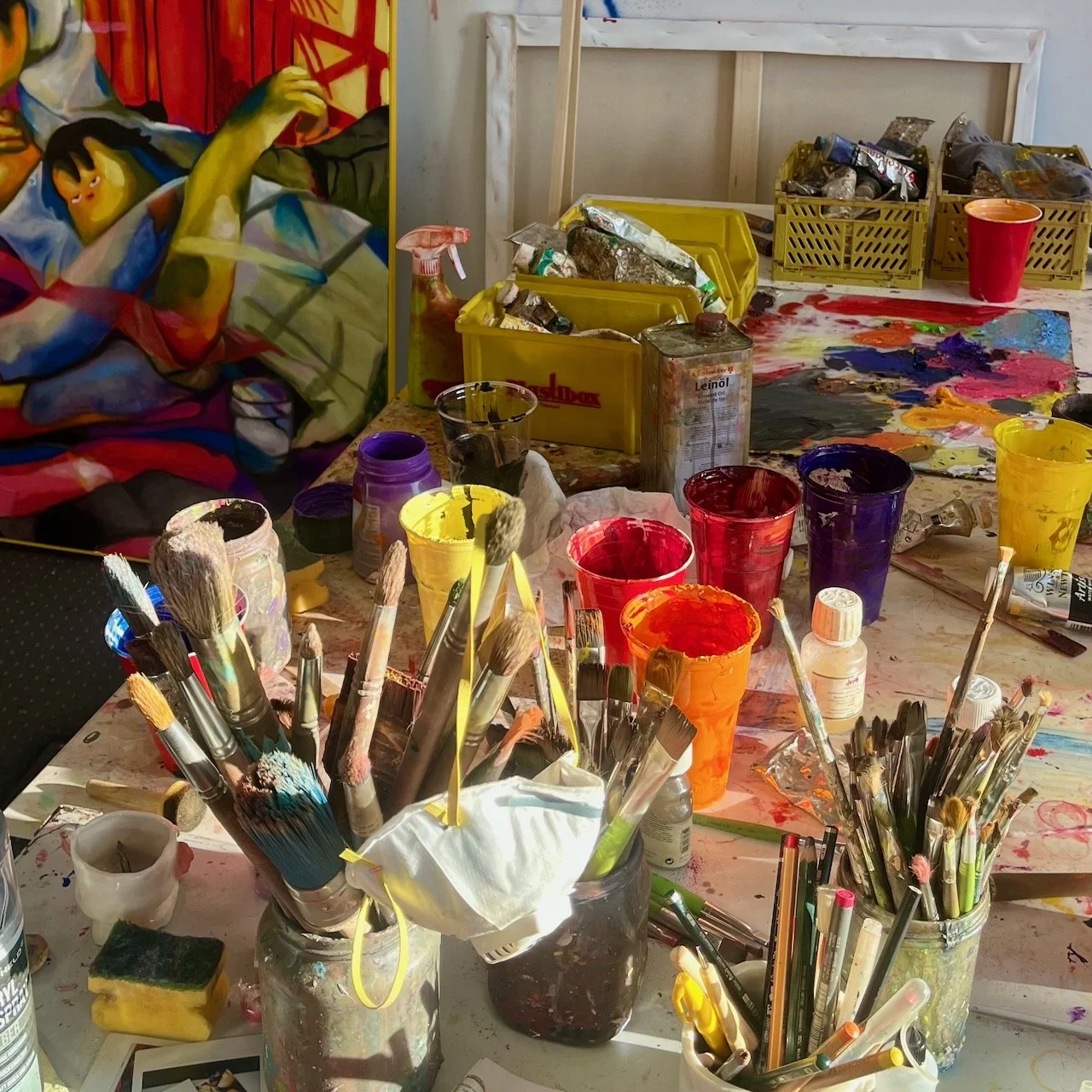 Farben und Pinsel Stilleben im Atelier der Malerin Nina Bachmann