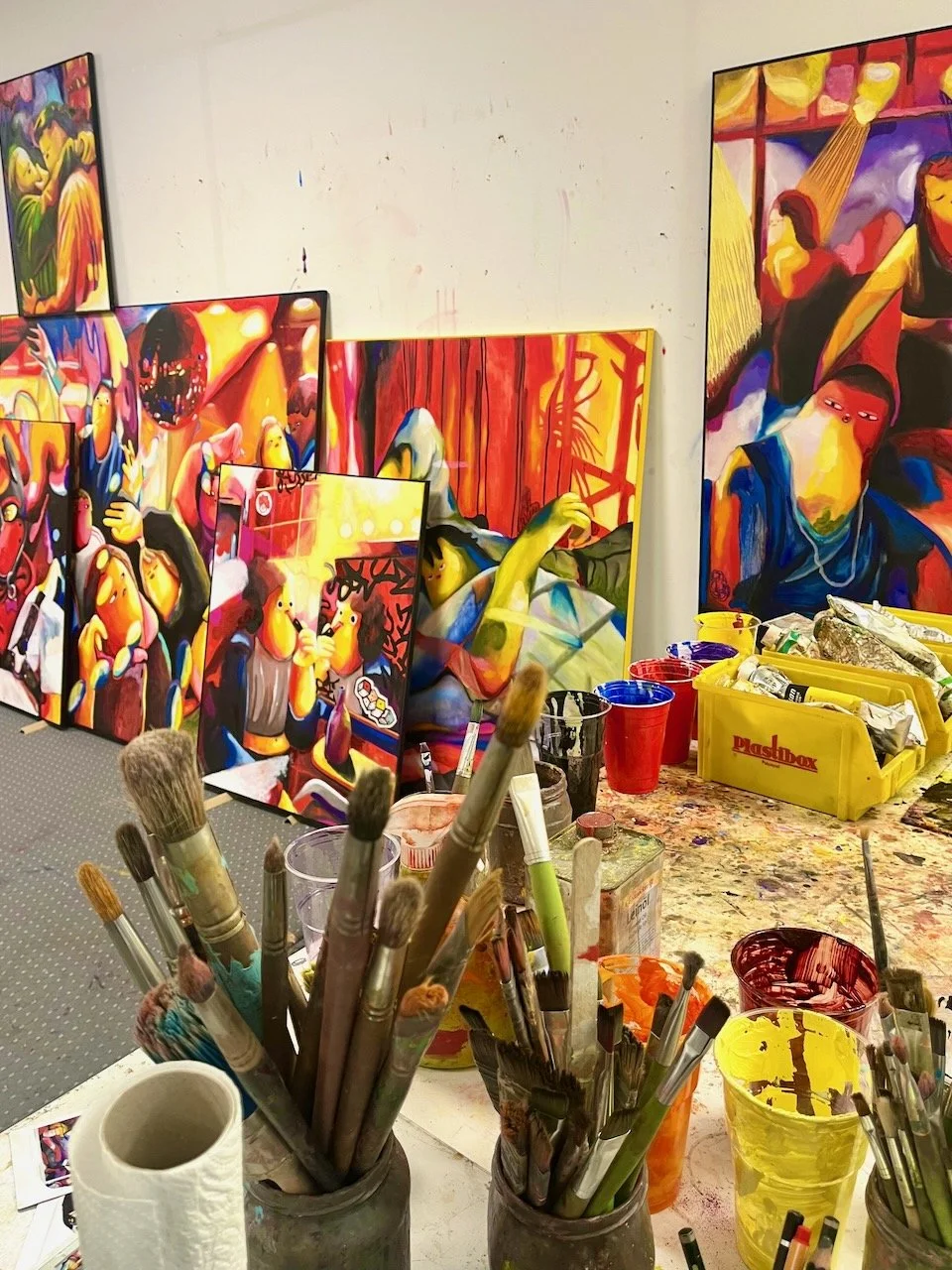 Im Atelier der Künstlerin Nina Bachmann. Man sieht u.a. das Bild "Can you get enough of me"
