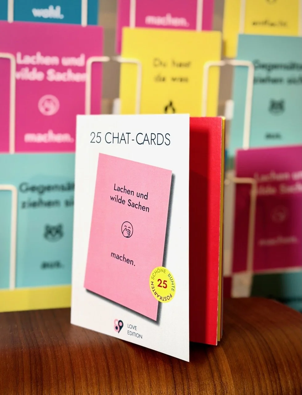 Buch mit 25 Postkarten mit dem Titel 25 Chat Cards. Love Edition.