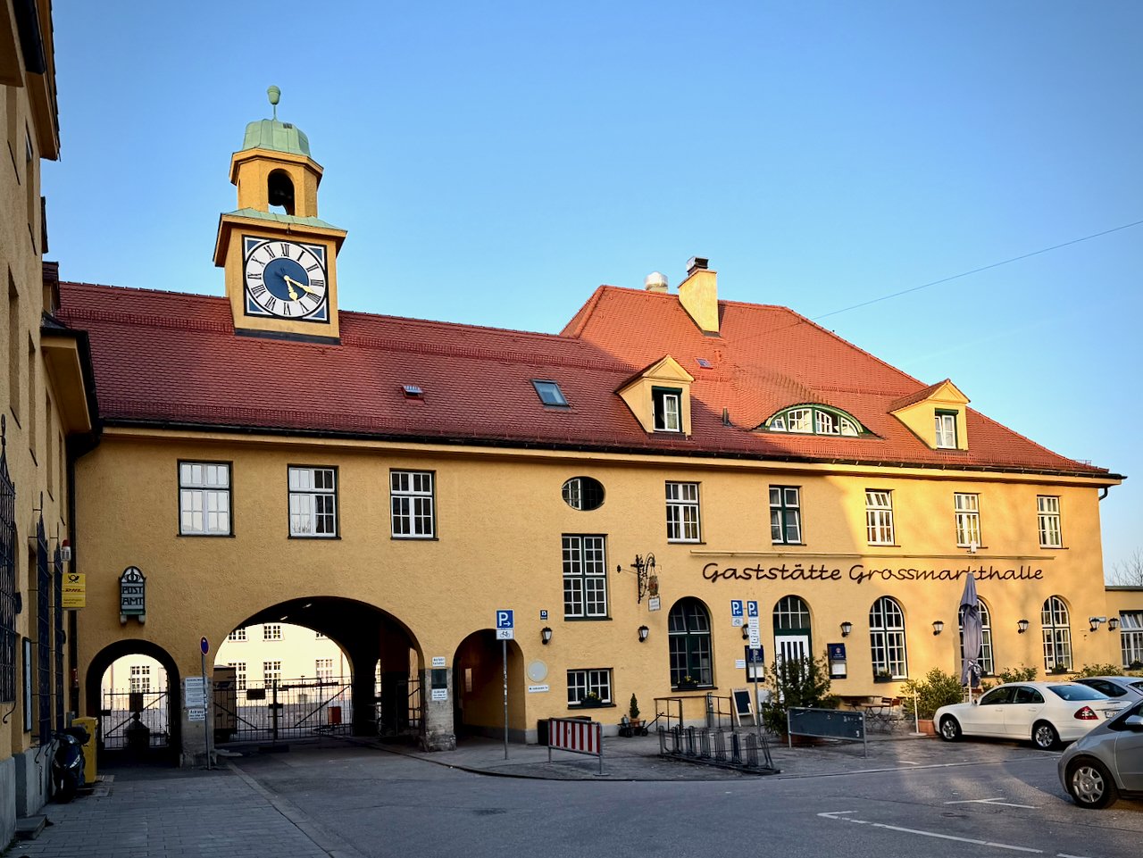 Die Kult Gaststätte Großmarkthalle im Abendlicht