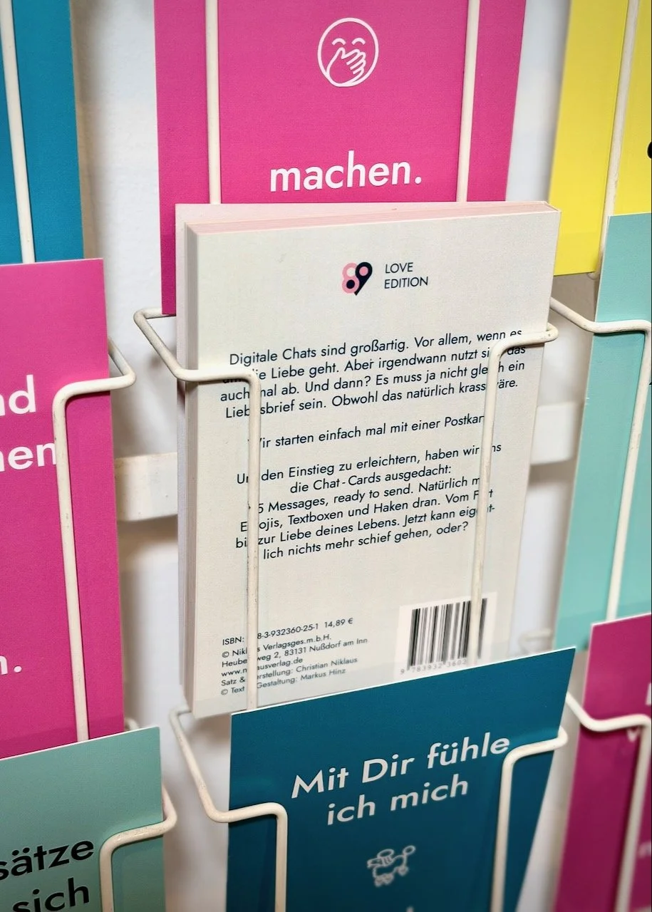 Buch mit 25 Postkarten mit dem Titel 25 Chat Cards. Love Edition. Man sieht die Rückseite des Buches mit Teext und ISBN Nummer bzw. Strichcode.