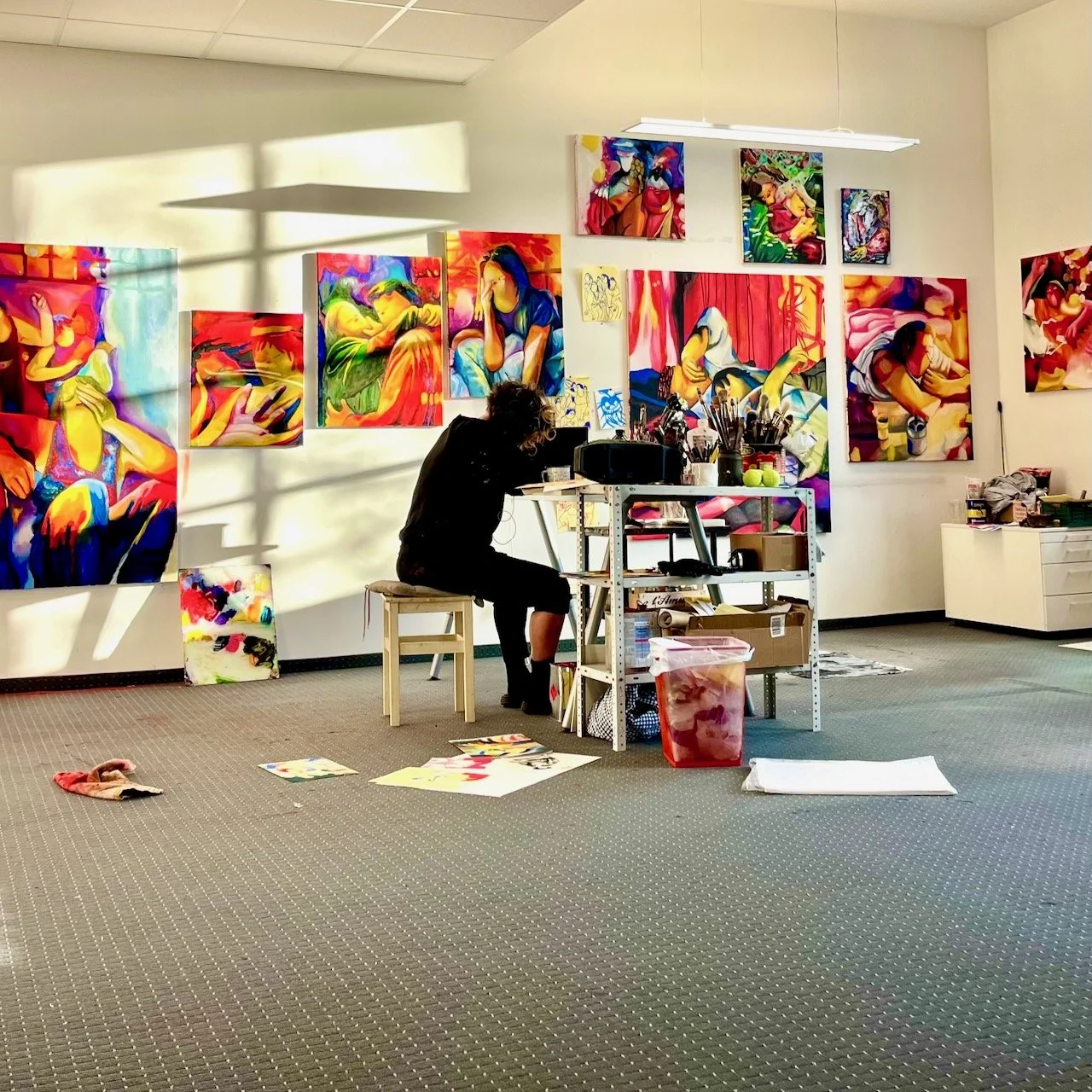 Nina Bachmann an ihrem Schreibtisch im Atelier