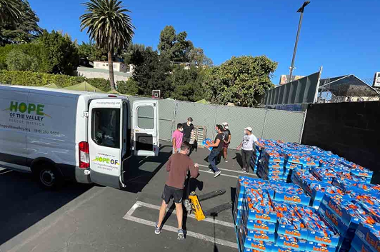 HoFoCo people loading food