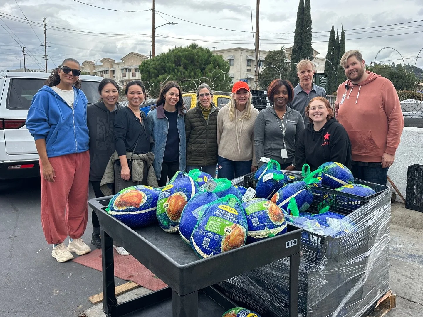 The Burbank State Farm branch donated 100 turkeys for Thanksgiving so families had a turkey celebrate the holiday! Thank you so much to @statefarm
