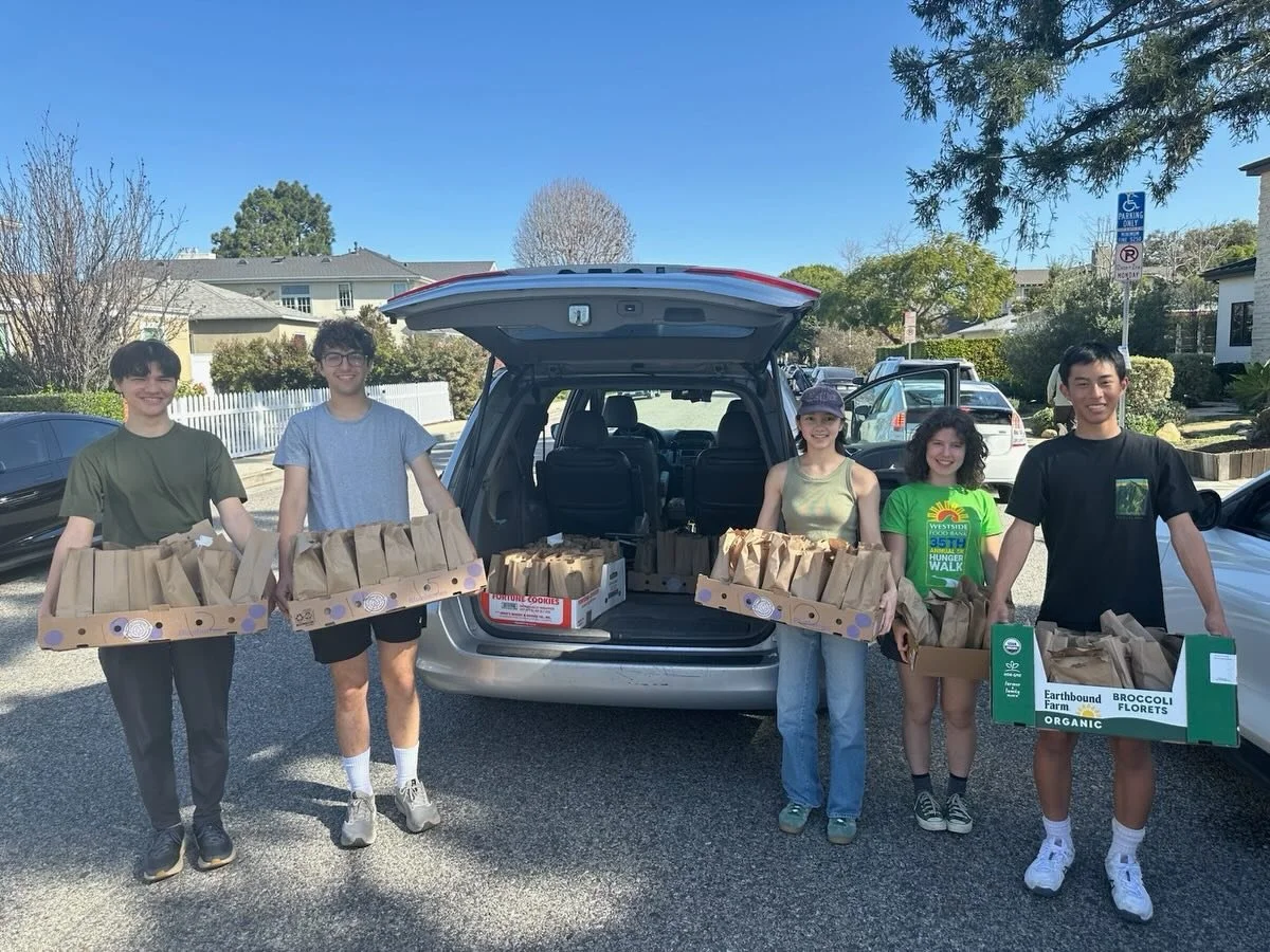 Calling all students! Want an easy way to give back? 🥪 Make lunch bags to complete your volunteer hours! It&rsquo;s simple, impactful, and fun. Lunch Bag drop-offs happen every Sunday in Hollywood. For more information and to sign up: 
https://dash.