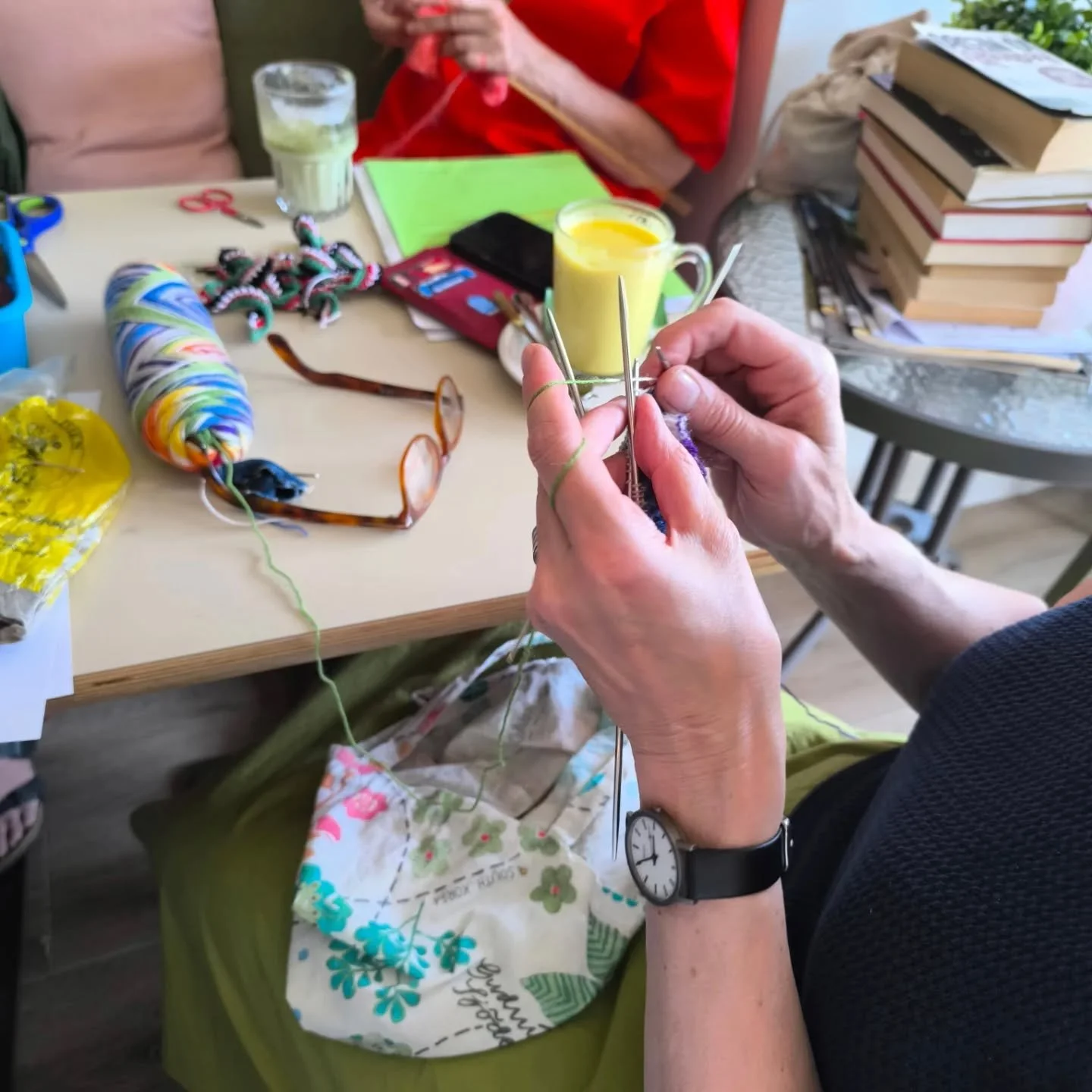Vriendschap, zelfontplooiing, een moment van rust, concentratie en een uurtje voor jezelf nemen: dat is een goede titel voor onze wekelijkse creatieve bijeenkomst.

 Iedereen met een project of klus die gedaan moet worden, samen met een goede vriend(