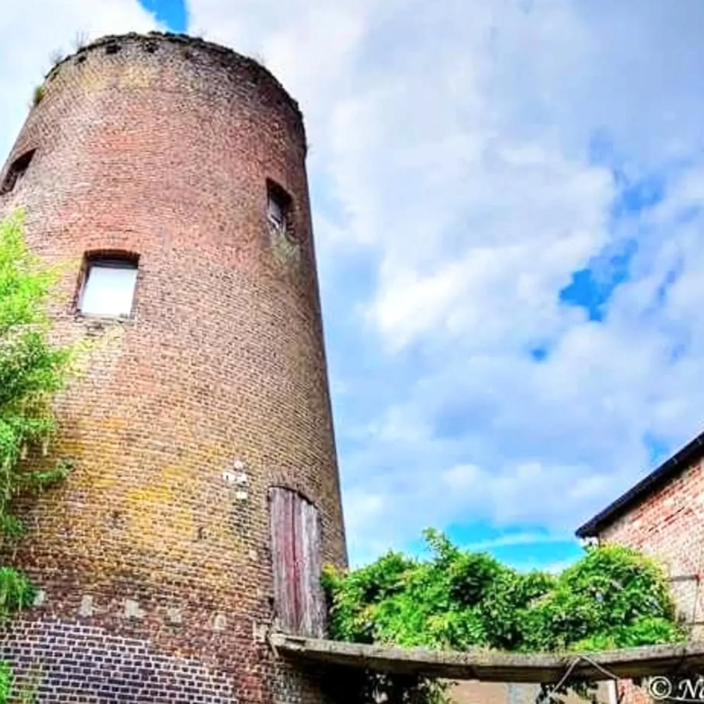 VERKEN JE BUURT

Op zondag 31 mei dompelen we ons onder in de geschiedenis van de Beneden-Lo.&nbsp;

Tijdens de wandeling maken we kennis met de moord op Pastoor Mombaerts, de geschiedenis van Pinkstermolen, de tramstatie van Kessel-Lo, de parkbegraa