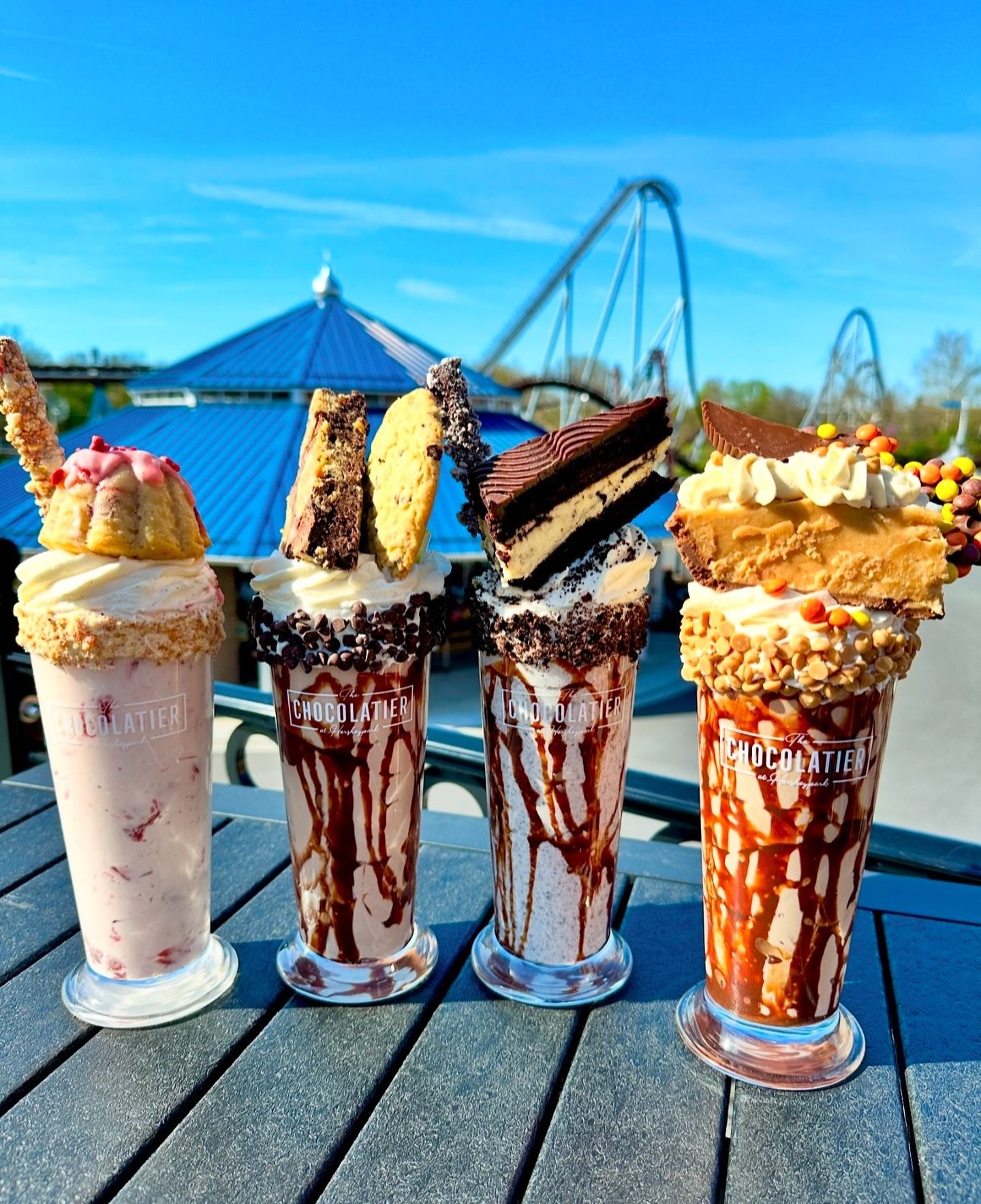 We&rsquo;ve been admiring these milkshakes and thinking of doing some coffee reviews for you&hellip; What do you think of that idea? 
📸: @hersheyparkeats