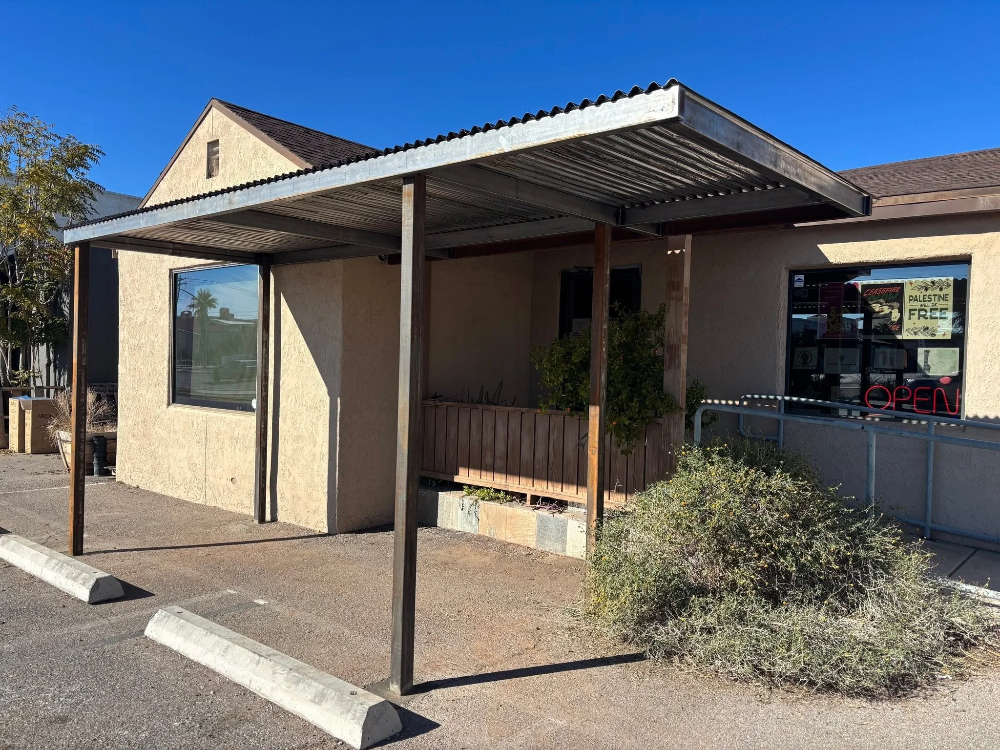 Hello! Update on our build: Yesterday we finished the roof extension, which was our first big step towards the Tucson Freedge being built!!🥳🥳 This will provide shade to keep our commercial sized fridge and freezer at functioning temperatures year r
