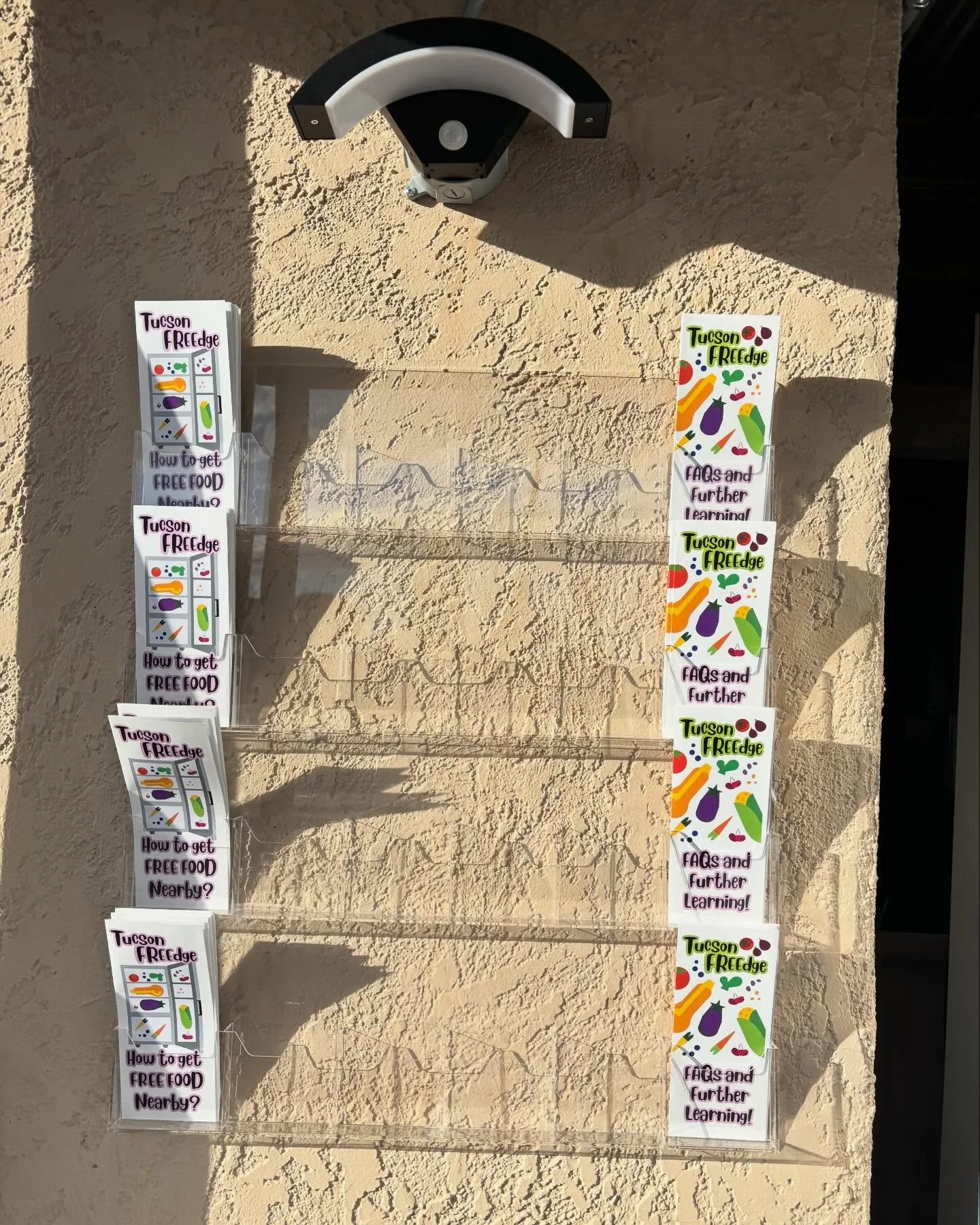 Yippee! We have a pamphlet holder! 📝 Next time you stop by the FREEdge, bring your favorite food resource pamphlets and we&rsquo;ll have a nice little spot for them! 🥳

So many WONDERFUL food donations came and went today! 🍅🍊🍋🍏🫐🍇
Most recentl