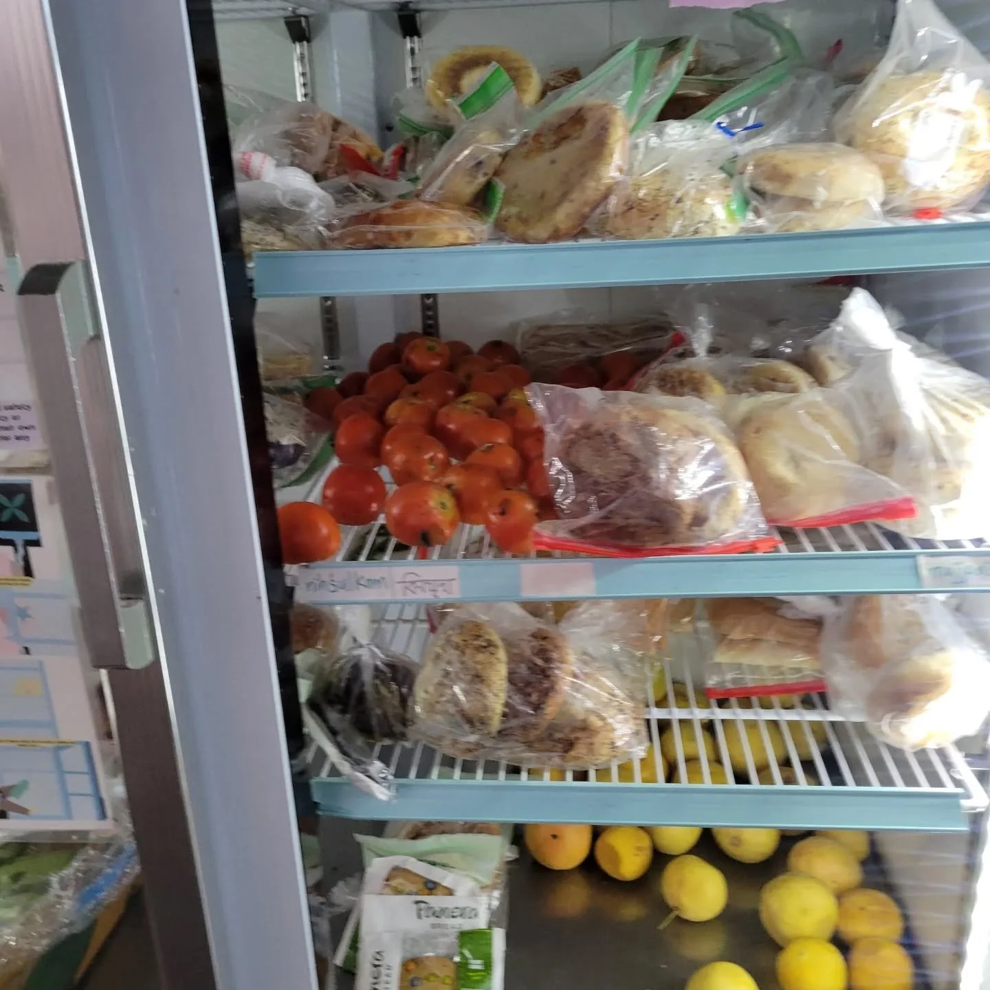 An abundant day at the FREEdge! Thank you to everyone bringing yummy things and for sending ice pops -- those are so refreshing and appreciated! And as always: please bring more egg cartons!

FREEzer: lots of bread!

FREEdge: tomatoes, zucchini, grap