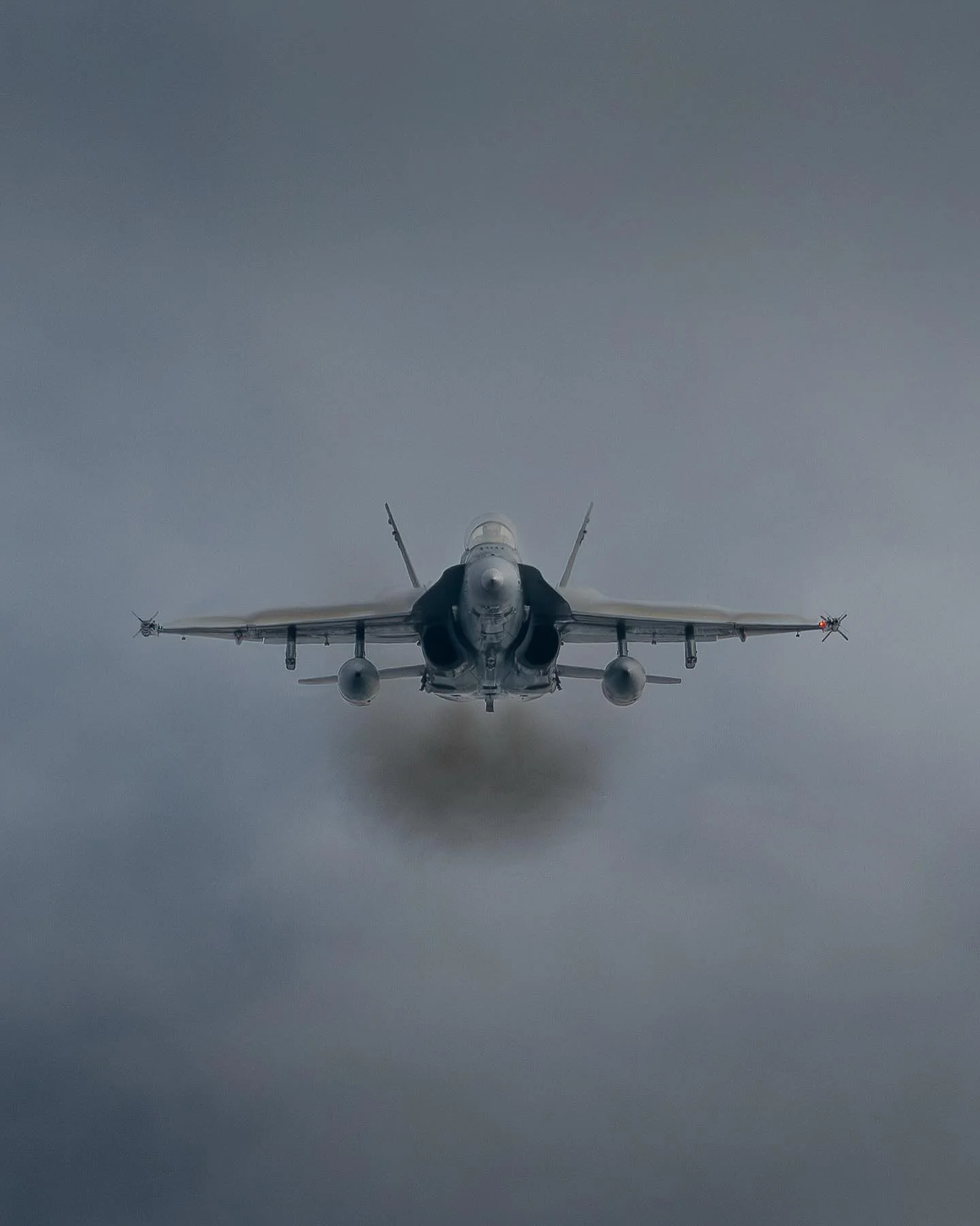 WAIT! DONT SHOOT! 
&bull;
&bull;
&bull;
&bull;
#aviation #avgeek #aviationphotography #aviationlovers #boeing #aircraft #airplane #aviationdaily #planespotting #pilot #fighterpilot #plane #aviationgeek #instagramaviation #instaaviation #airport #figh