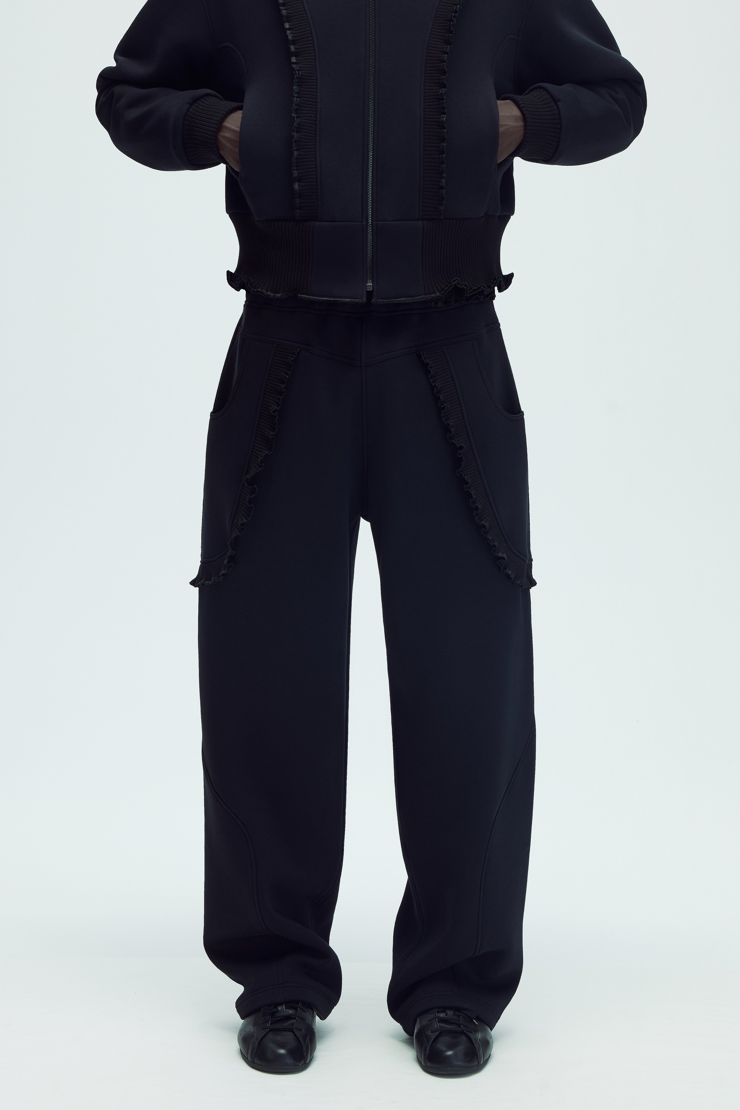 PANTSBLACKDEVANT copie.jpg