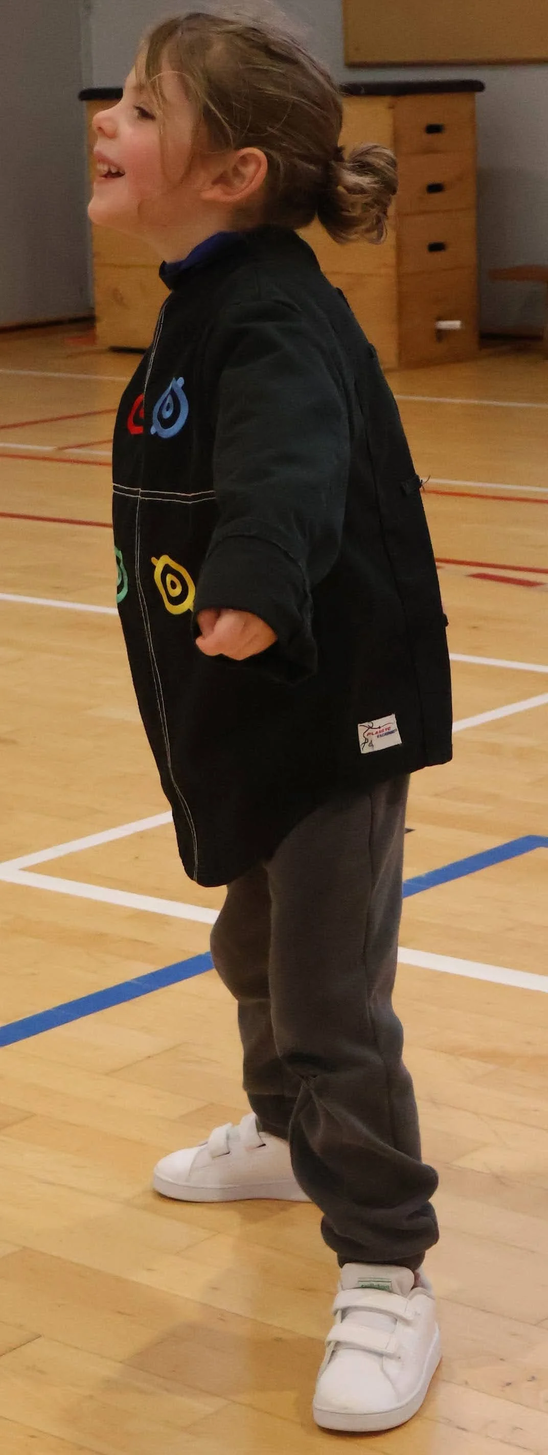 Jeune enfant heureux et souriant en veste d'escrime