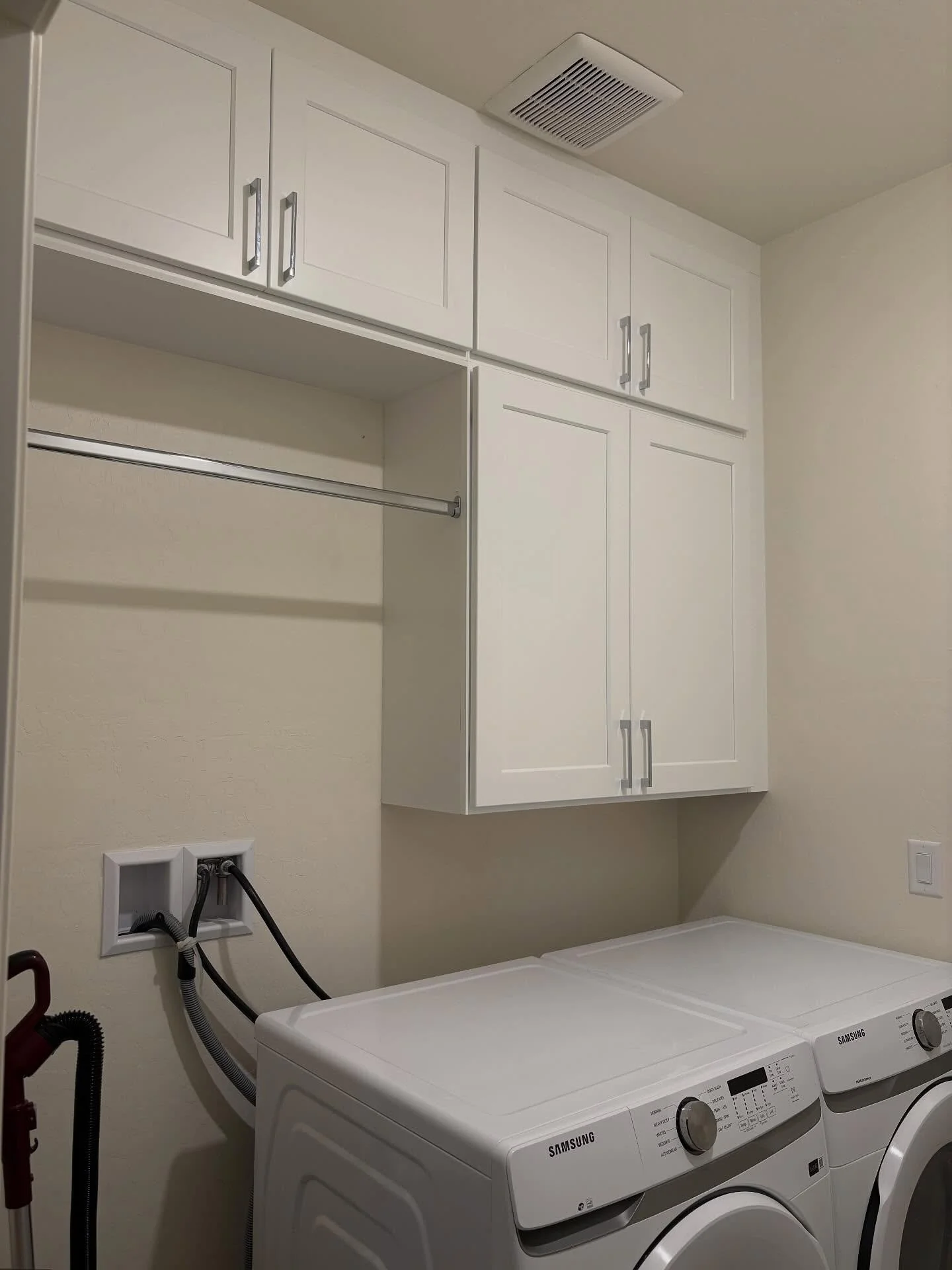 Custom isn&rsquo;t always the only way to achieve a beautiful, functional space. 
Prefabricated cabinetry can offer the same clean look and smart storage at a more approachable price point🤩
#customlivingmadesimple #MADModernLV