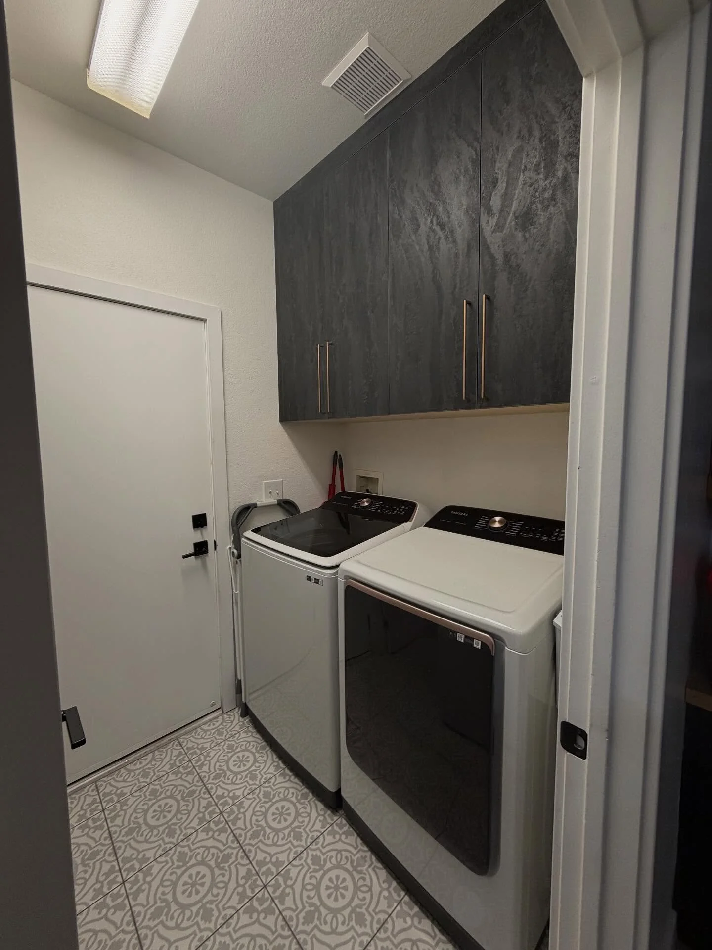 Custom Laundry room Cabinet 🤩