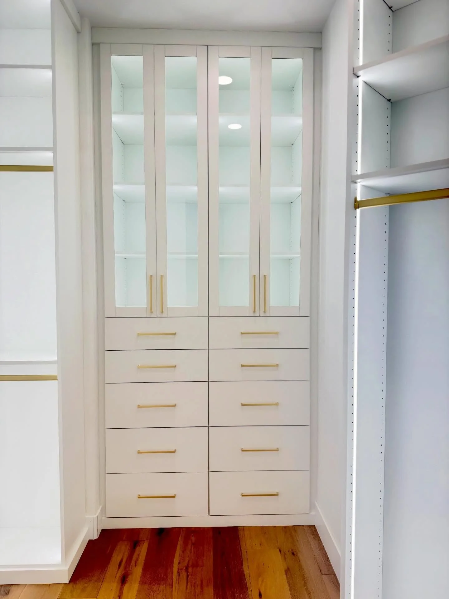 A closet designed to feel as good as it looks 🤍✨
Clean white finishes, warm gold hardware, and full-height vertical lighting on every panel to elevate the entire space.
Swipe to the end to see the difference lighting makes, same closet, completely d