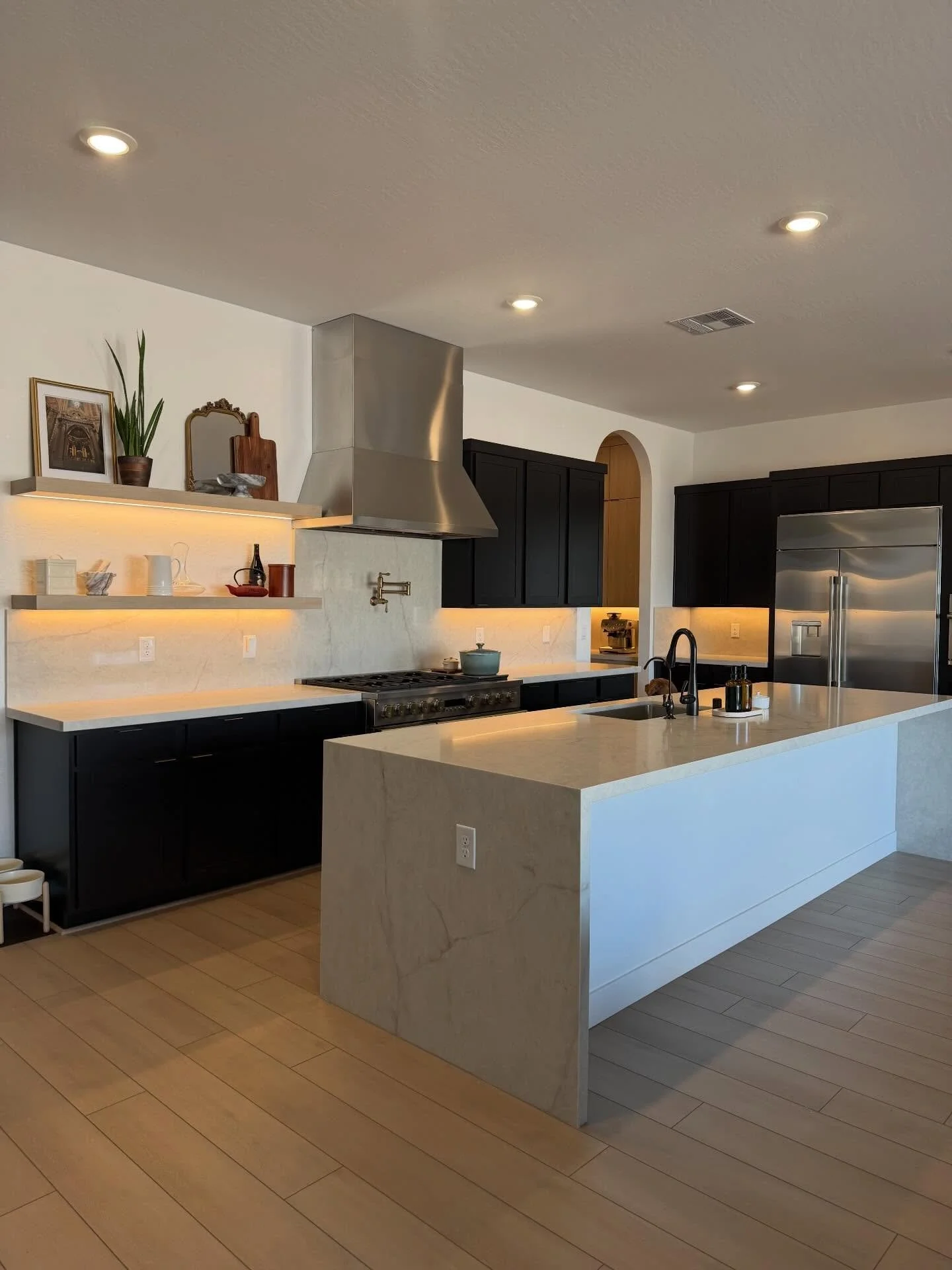 You don&rsquo;t always need a full remodel to make a huge impact.
In this brand new home, the kitchen was builder grade with great bones, just missing character.

So we:
&ndash; Removed 2 upper cabinets
&ndash; Installed custom lighted floating shelv