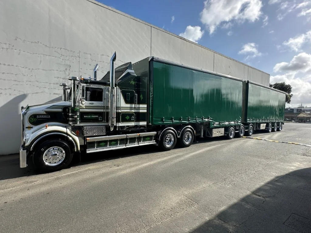 CURTAINSIDE B-TRAIN 4.jpg