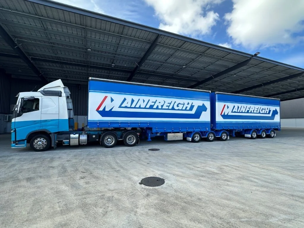 CURTAINSIDE B-TRAIN 7.jpg