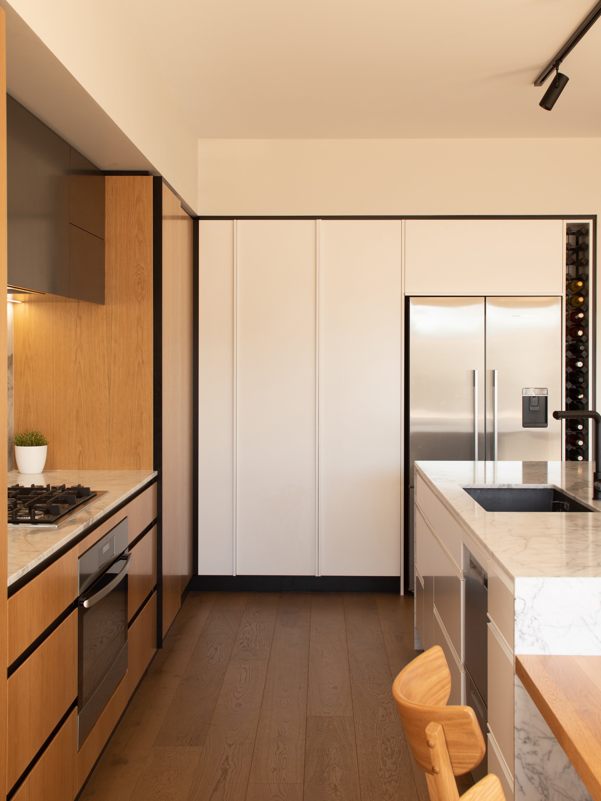 DST-LEROYOXTON0-419-4852 2.jpg