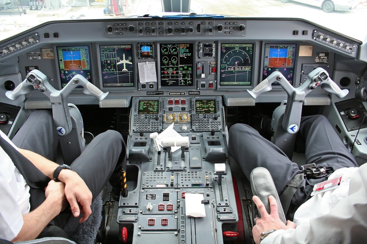 Texas Flight Airline Academy | Houston Pilot Training School | Commercial Flying Lessons