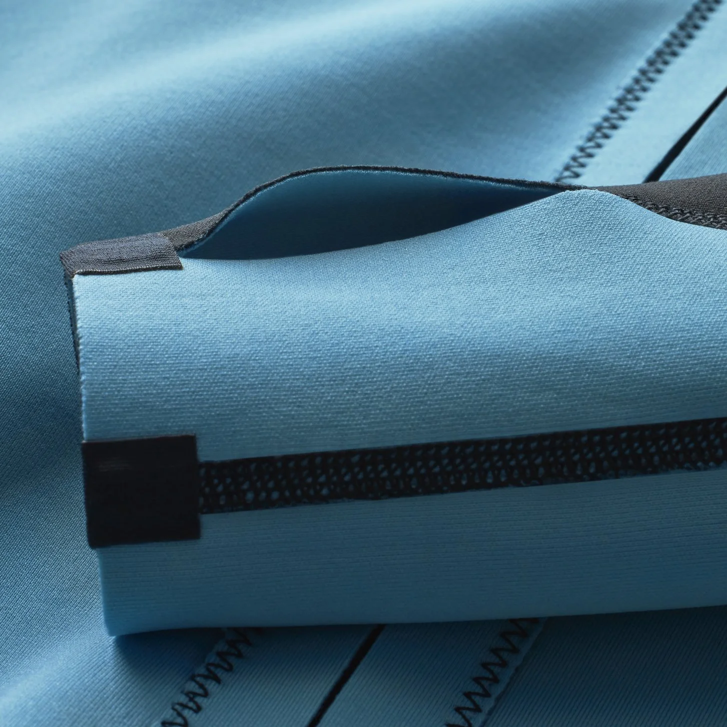 Nike-Swim_Wild-Waters_Details_Blue-Jacket-thumb-hole_0344_1x1.jpg