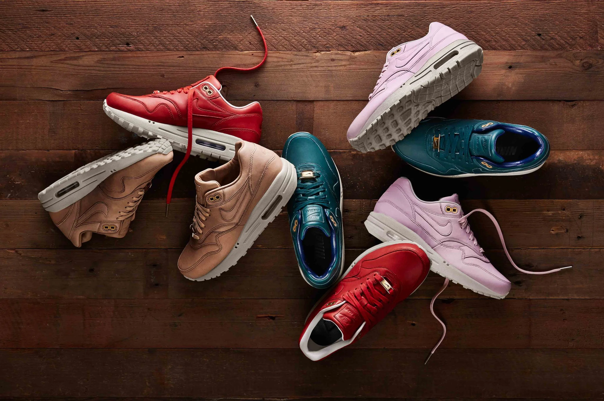 SP17_NikeiD_AM1-Leather_Laydown_V2.jpg