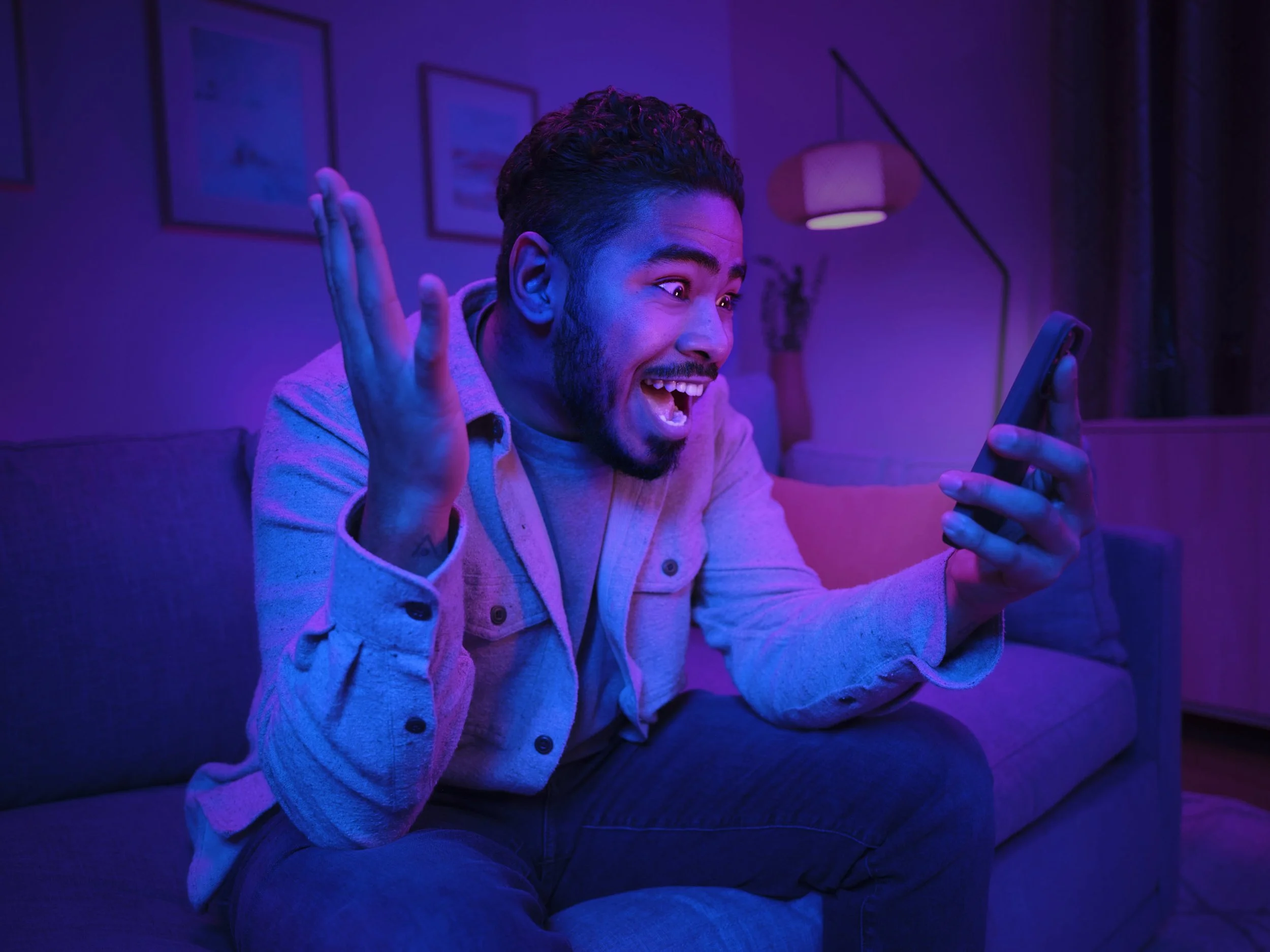 FanDuel_Casino_Reaction_LivingRoom_Male-1_Michaels_02379_C1.jpg